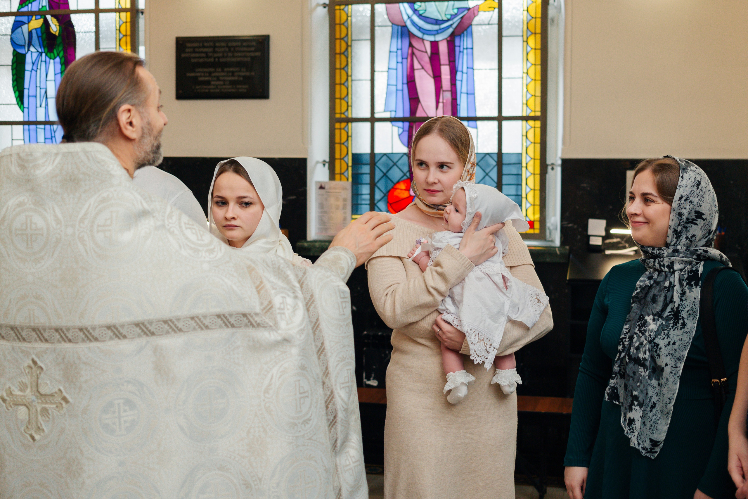 Сравнение критериев: в каком храме лучше крестить ребенка — атмосфера, расположение, правила, Современная крестильная купель для полного погружения. На что обратить внимание при выборе храма, Вместительный и светлый зал храма — ключевой фактор при выборе места для крещения с большим числом гостей, купель в храме Невского района Санкт-Петербурга