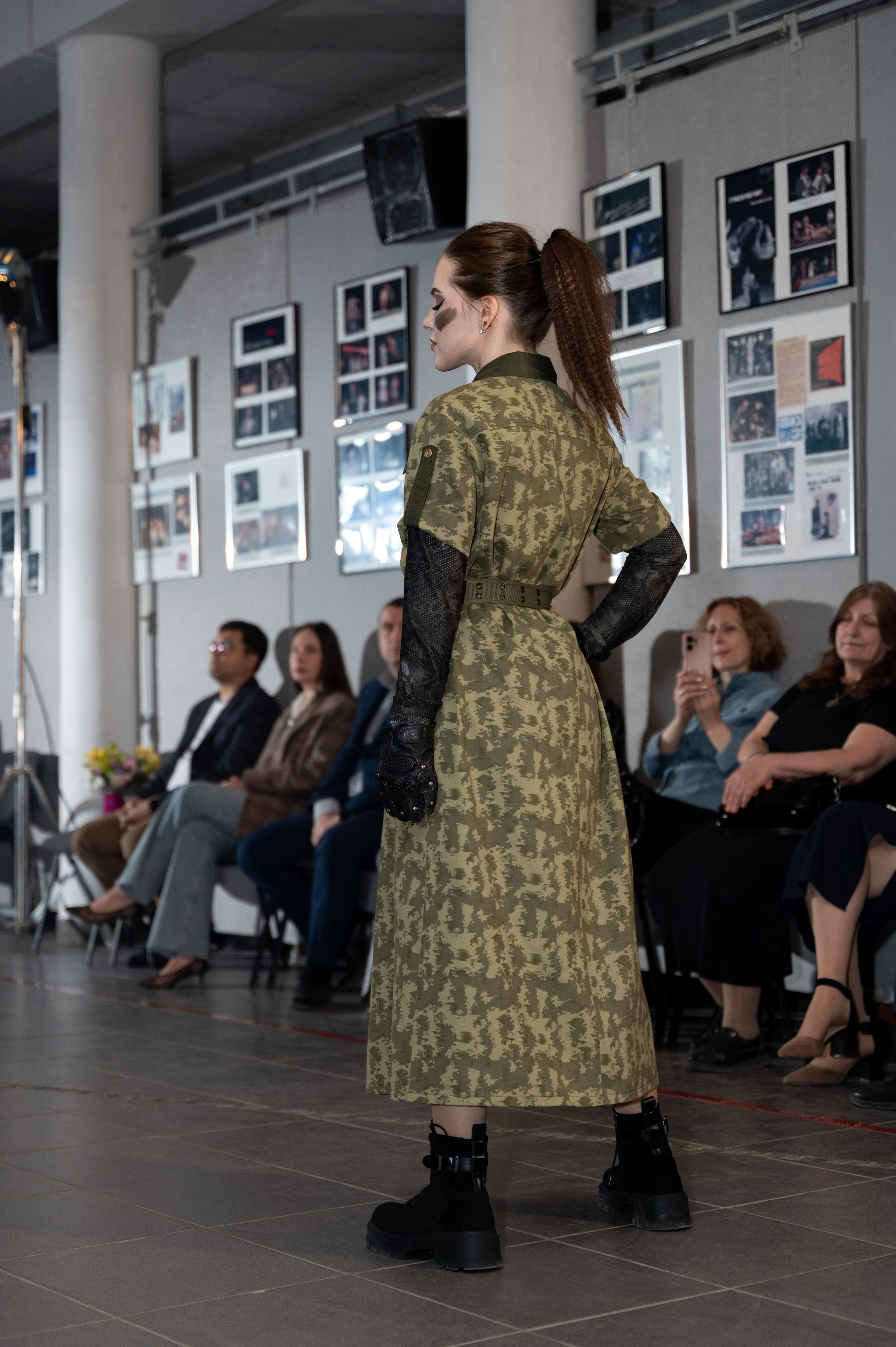 Закрытый показ милитари «Своя трансформация» дизайнера Юлии Бойченко | 24.04.2025. Фотограф в Омске Елизавета Кириллова