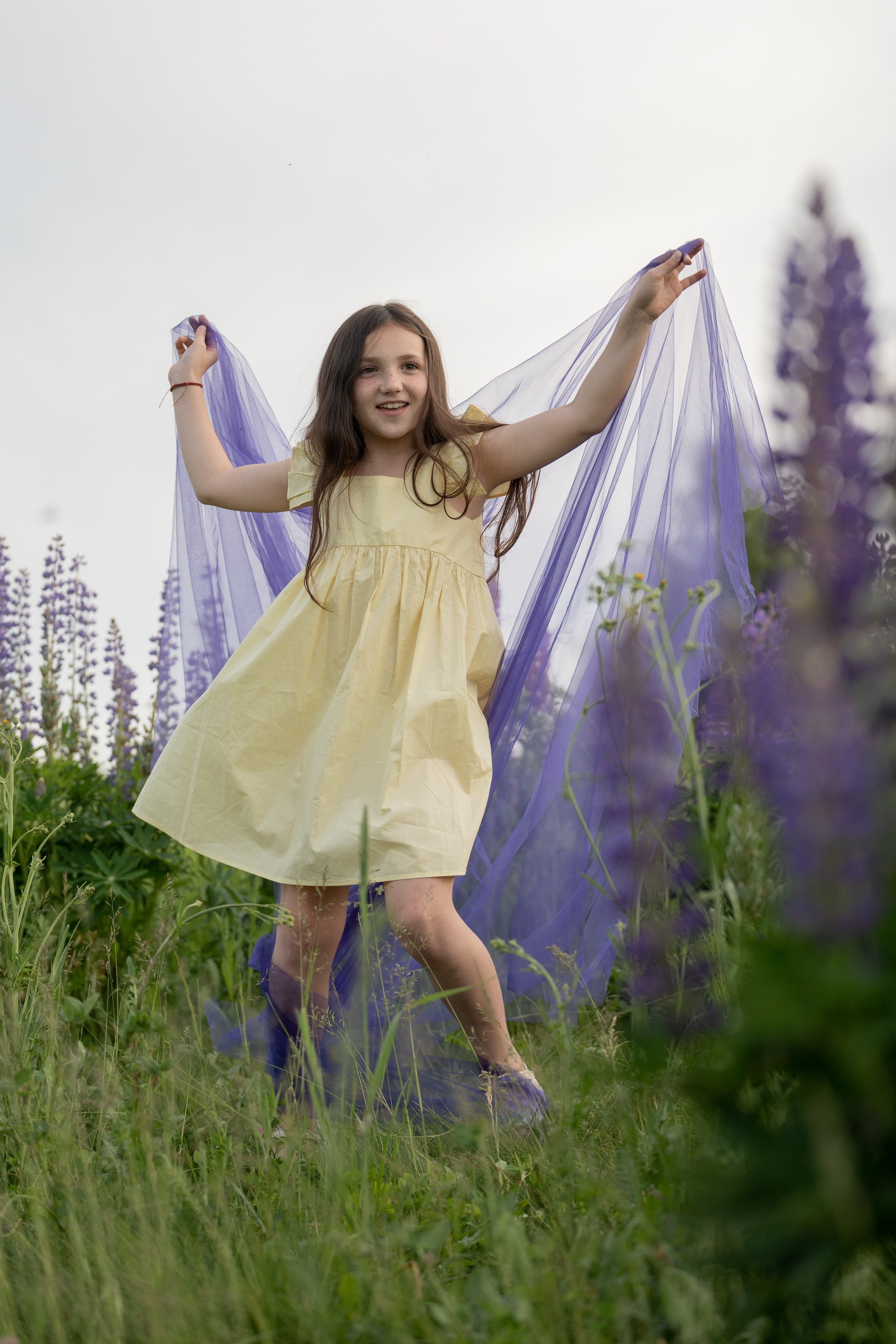 Детская фотосессия в люпинах. Портретный фотограф Олеся Владимирова в Москве