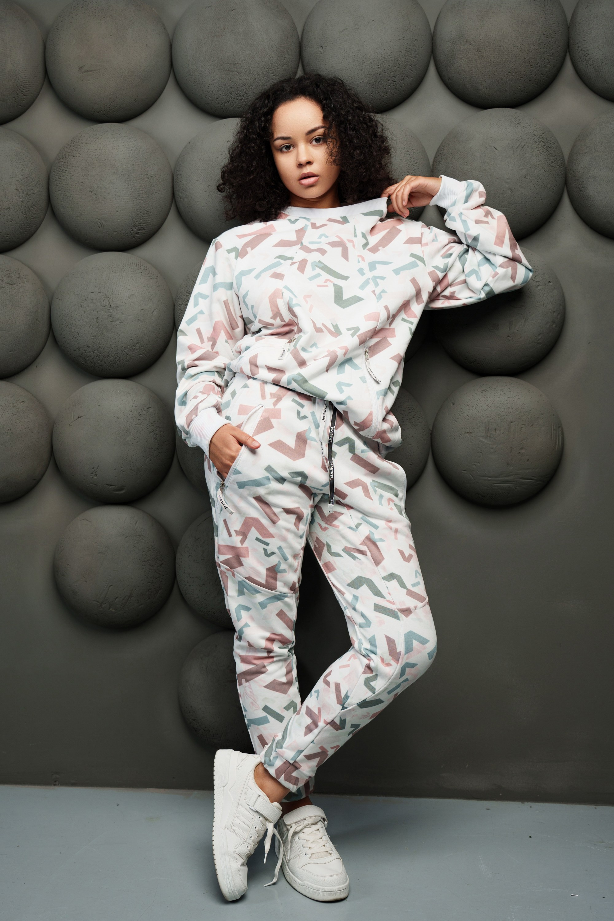 Джениффер, 44-46 р-р, 170 рост. KED Production — продакшн из СПб. Создаём фото, видео и контент, который помогает брендам и селлерам продавать больше