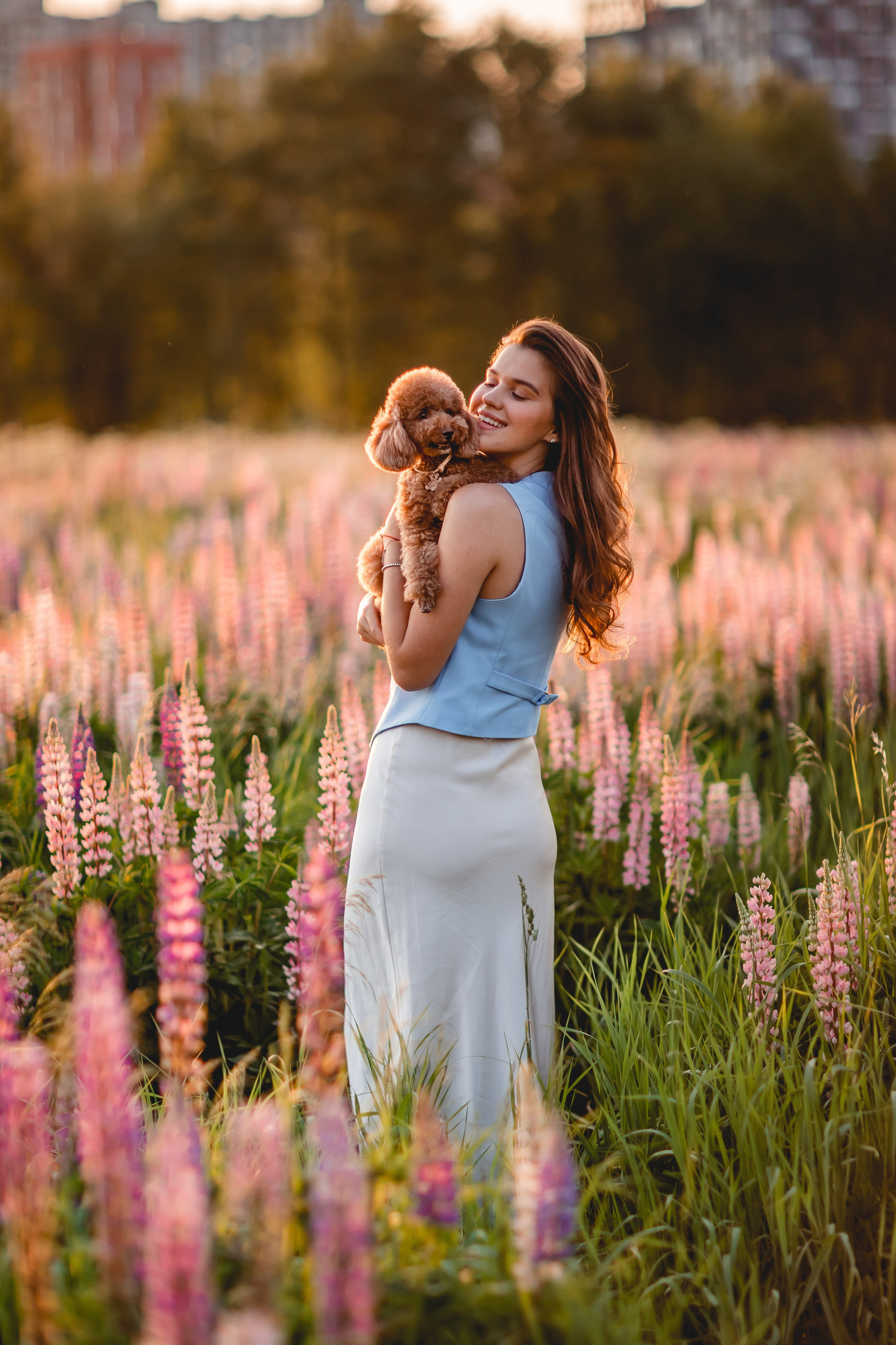 Катя и Джемма в люпинах. Семейный фотограф анималист Мария Крючкова