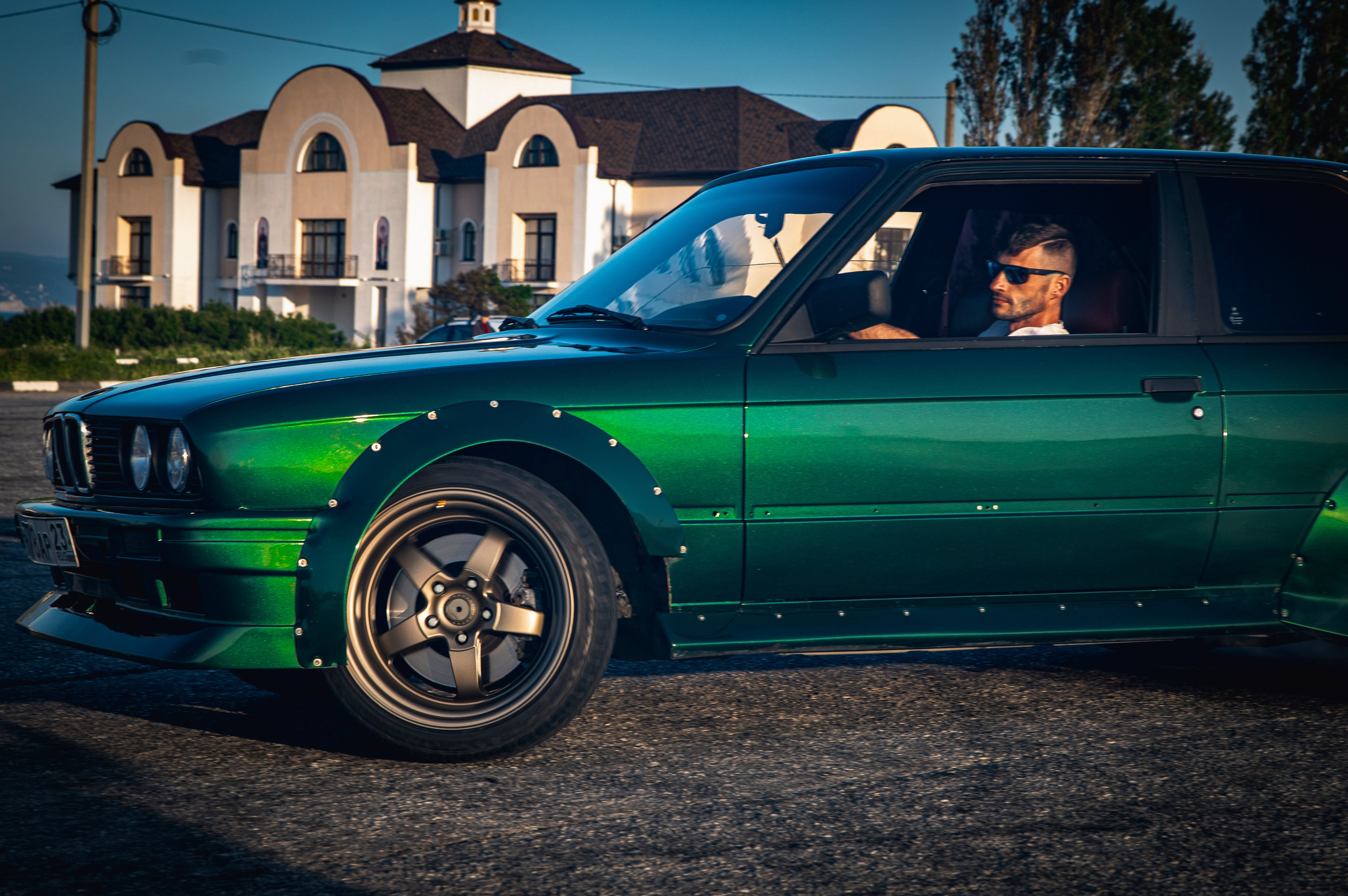 БМВ & Доберман. Фотограф Роман Адлер