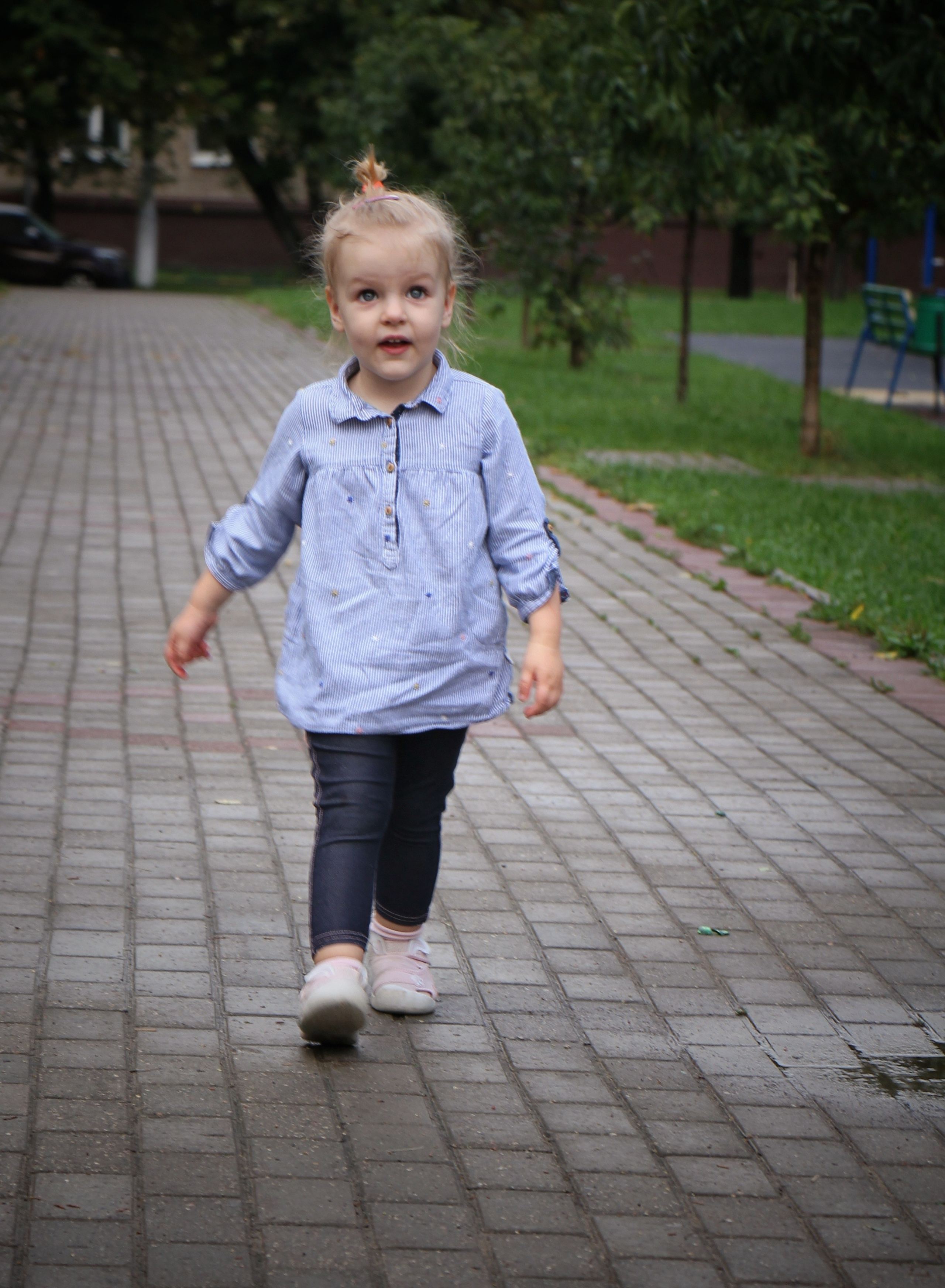 На прогулке Маша с мамой. Портретный фотограф Москва