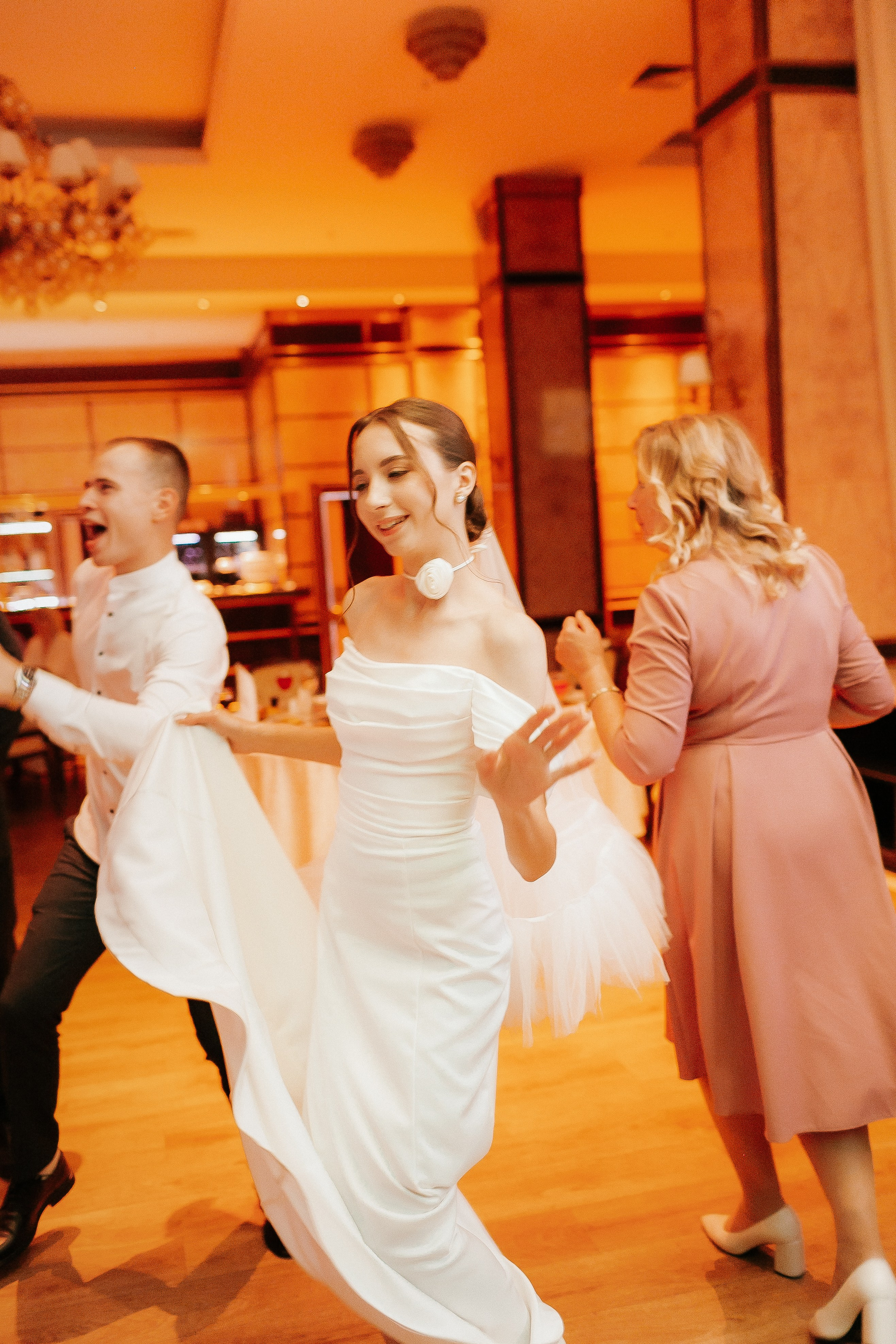 Свадебная осенняя фотосессия Ивана и Лидии в городе. Свадебный и репортажный фотограф в Ярославле и Санкт-Петербурге Роман Микрюков