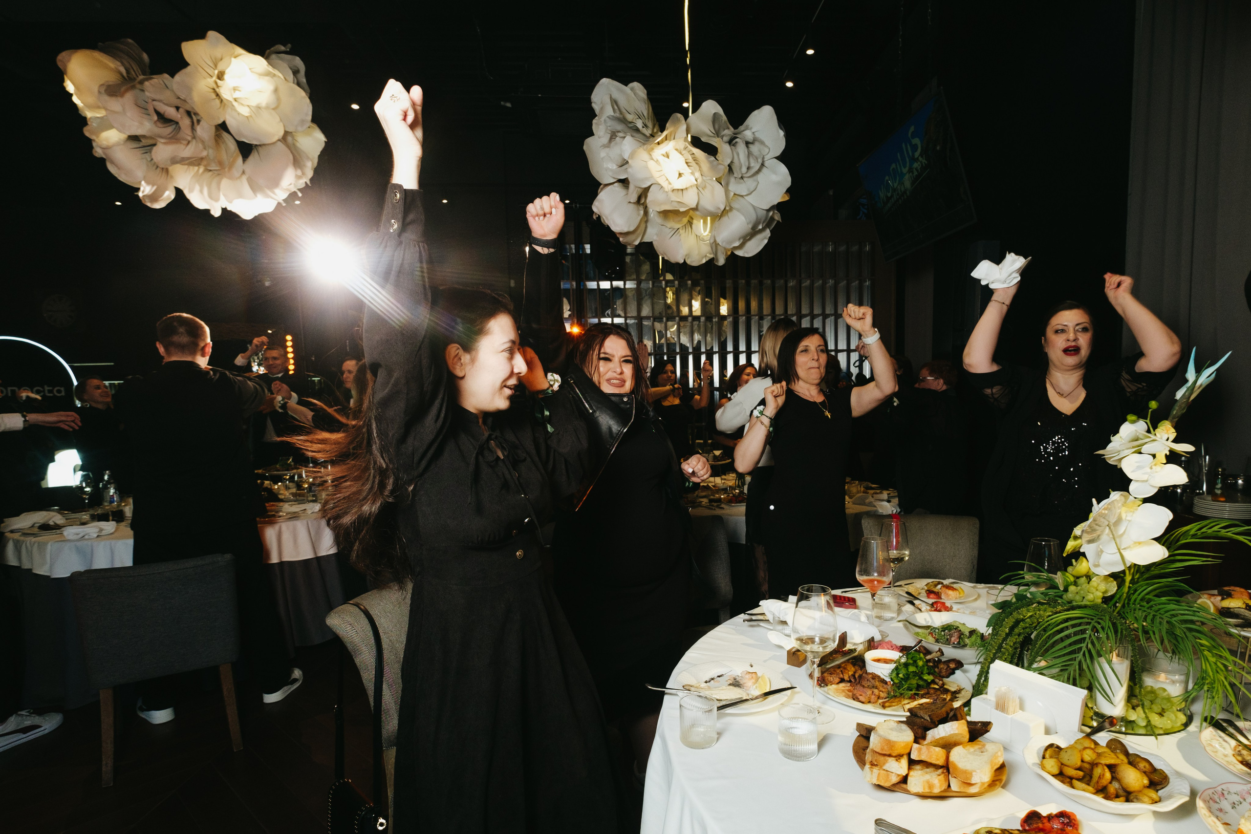 Корпоратив в Сириусу (Адлер) 10 лет компании. Свадебный фотограф Денис Ожигин в Краснодаре и крае. Эмоциональная и стильная съемка вашего дня