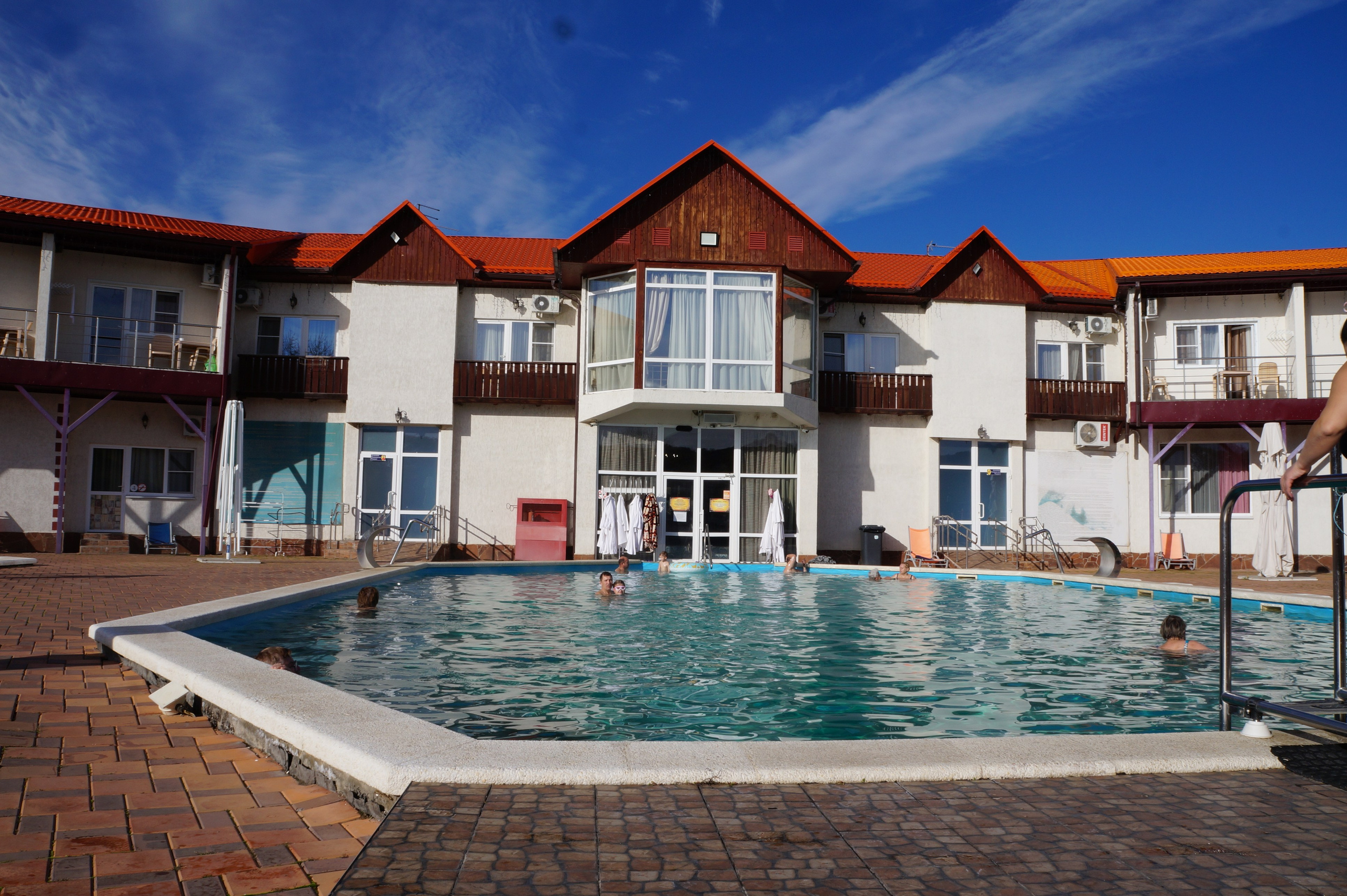 Теплый бассейн под открытым небом