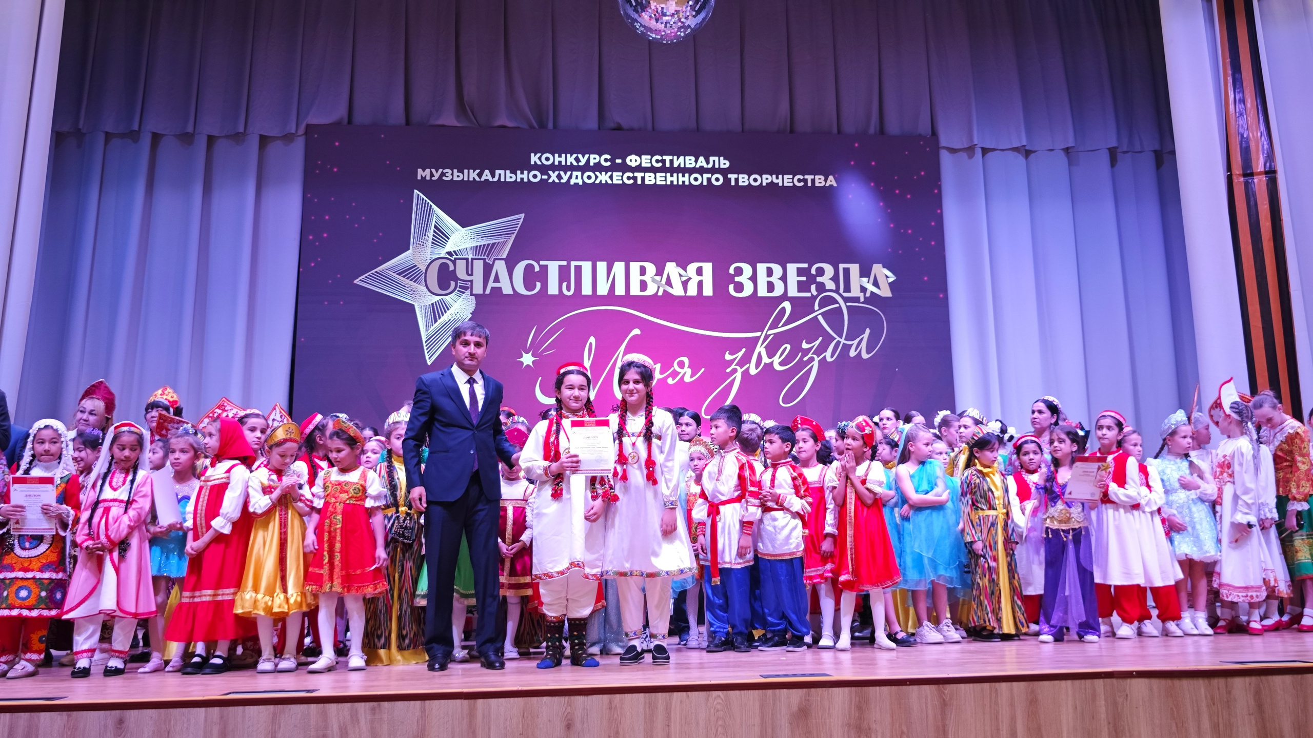 1 ноября 2025 г, г. Бохтар, Таджикистан. Золотое яблочко