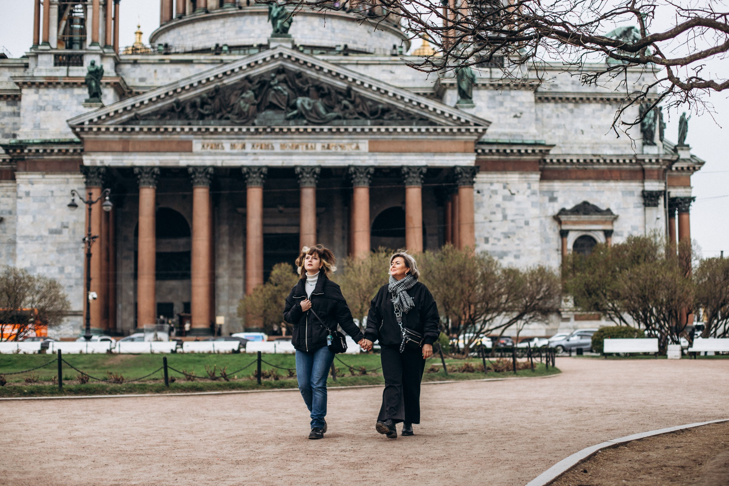 Ольга и Варвара в мае. Фотопрогулка в Петербурге. Индивидуальный и семейный фотограф в Санкт-Петербурге