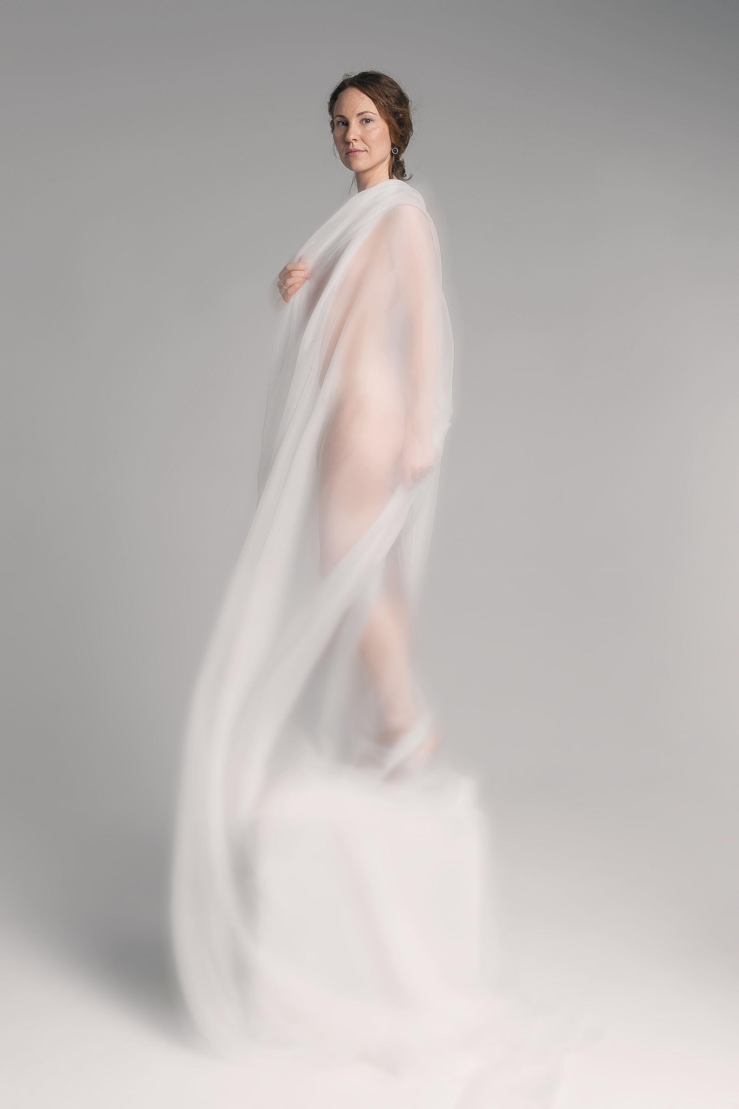 Фотосессия в студии с белой тканью для Ольги