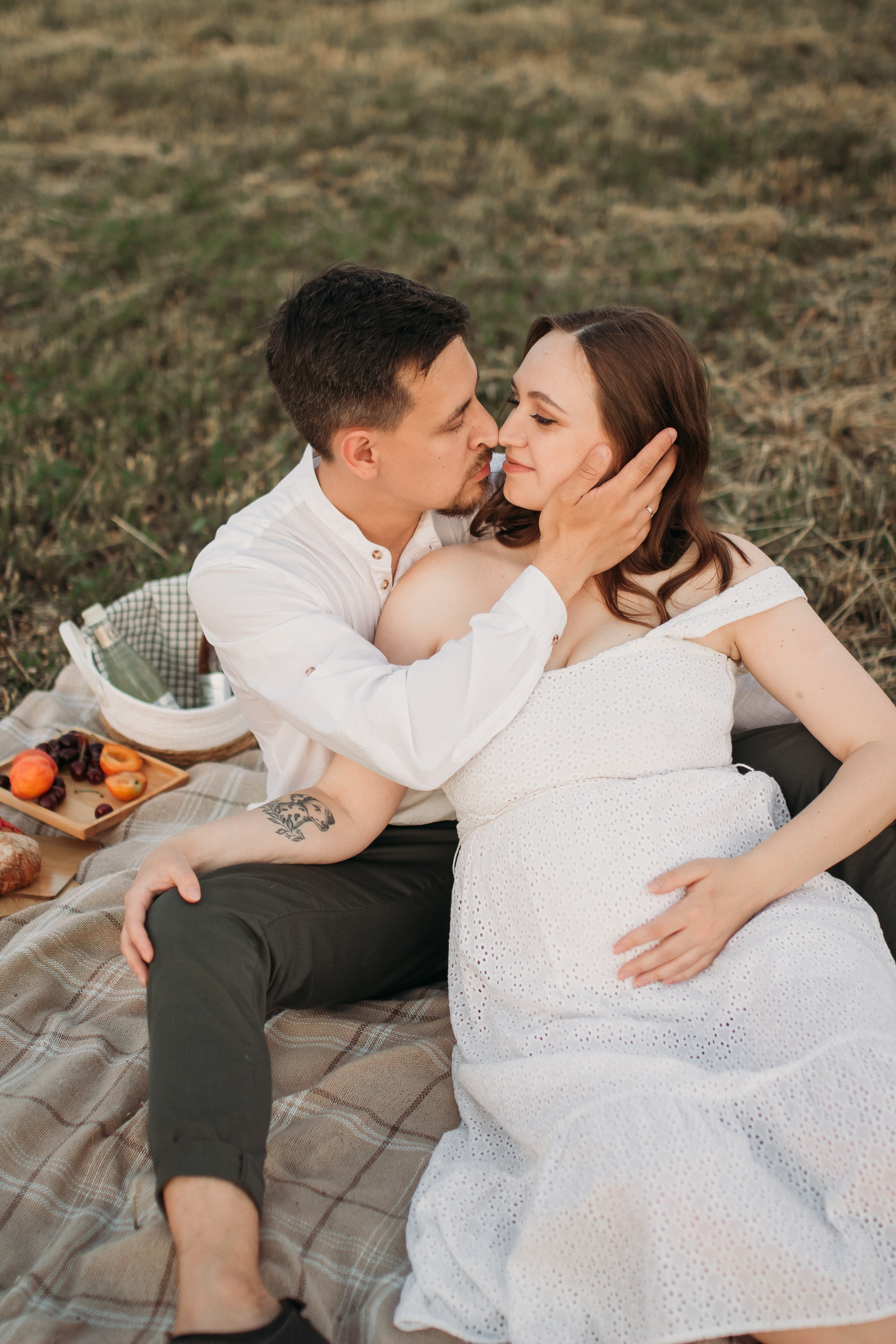 Фотосессия беременности в поле на закате. Семейный фотограф Екатеринбург Черепанова Олеся