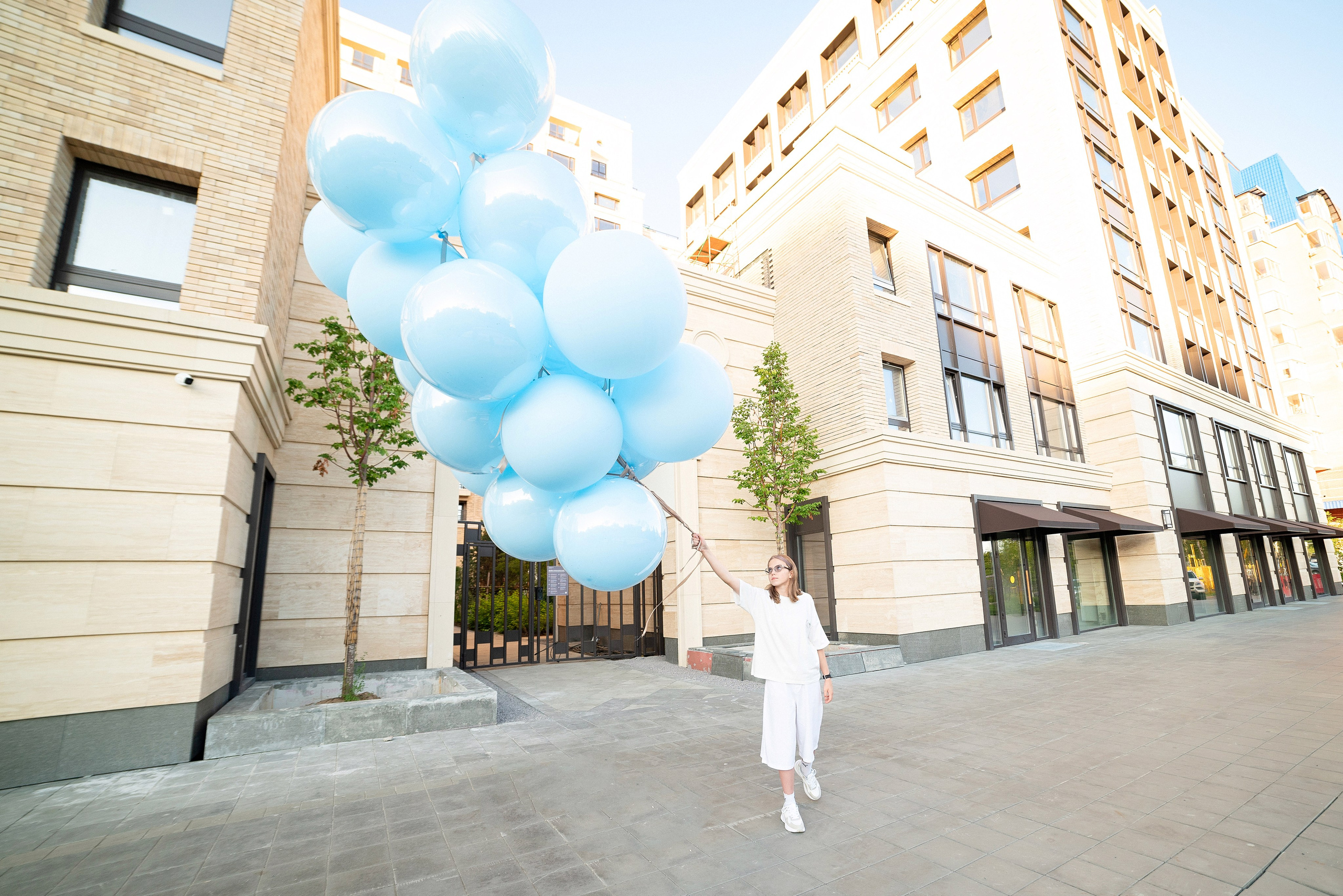 Огромные голубые воздушные шары от ШарЛэнд над живописным городским пейзажем Сургута, снятые фотографом Анной Старцевой.