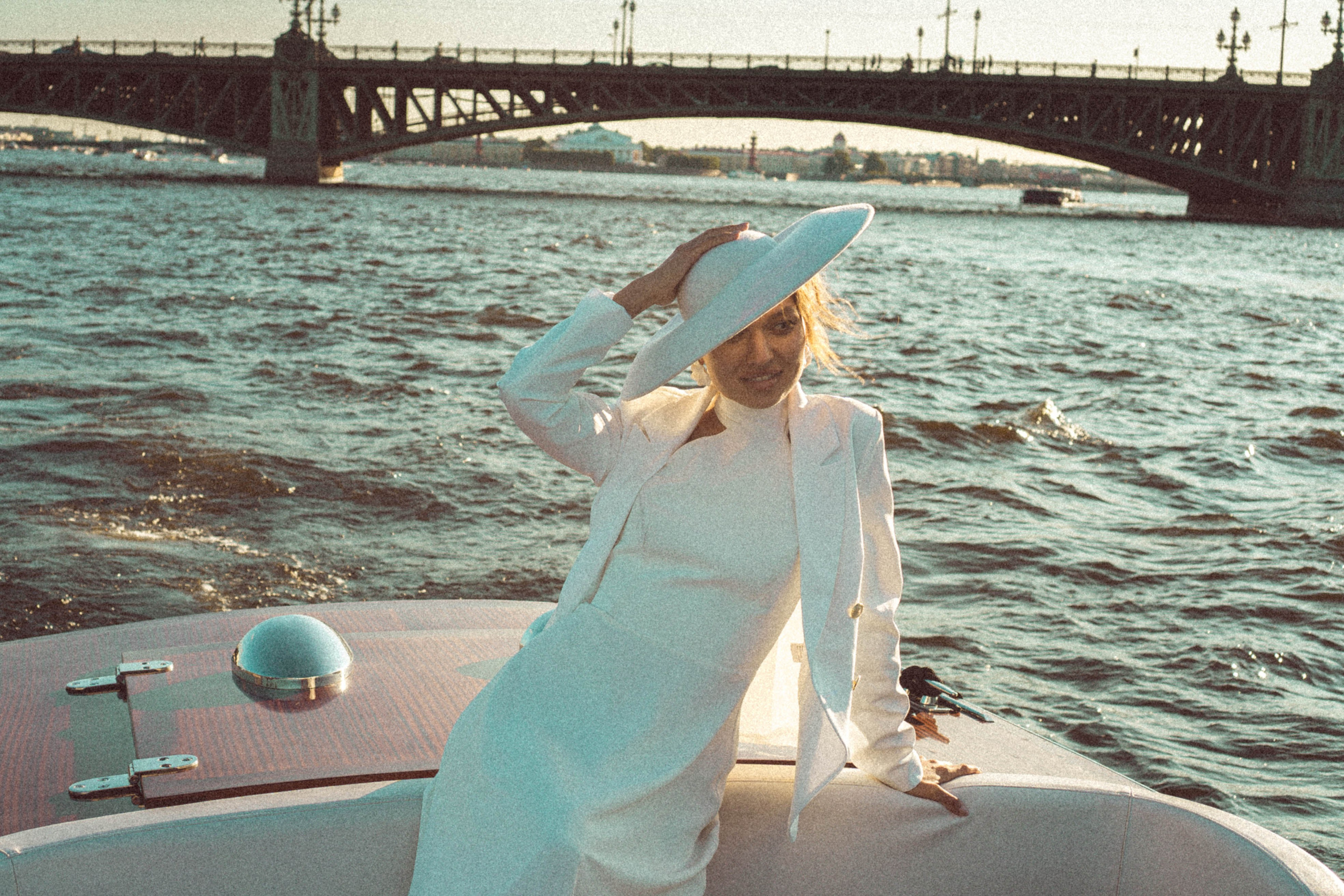 СВАДЕНБНАЯ СЬЕМКА НА КАТЕРЕ ПО КАНАЛАМ САНКТ-ПЕТЕРБУРГА И В АКВАТОРИИ НЕВЫ. Профессиональный фотограф, Санкт-Петербург — Виктория Богомолова