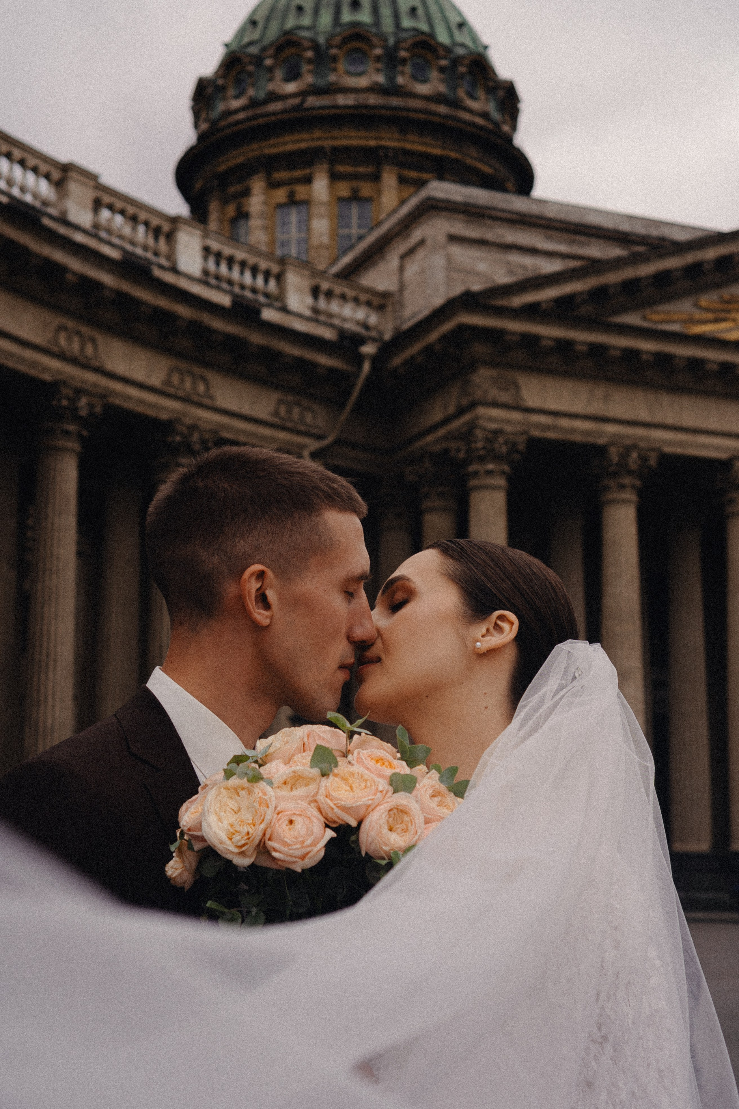 СВАДЕБНАЯ ПРОГУЛКА В САНТК-ПЕТЕРБУРГЕ (ИСАКИЕВСКИЙ СОБОР, ЗИМНЯЯ КАНАВКА, ЭРМИТАЖ И БОЛЬШАЯ МОРСКАЯ УЛИЦА). Профессиональный фотограф, Санкт-Петербург — Виктория Богомолова