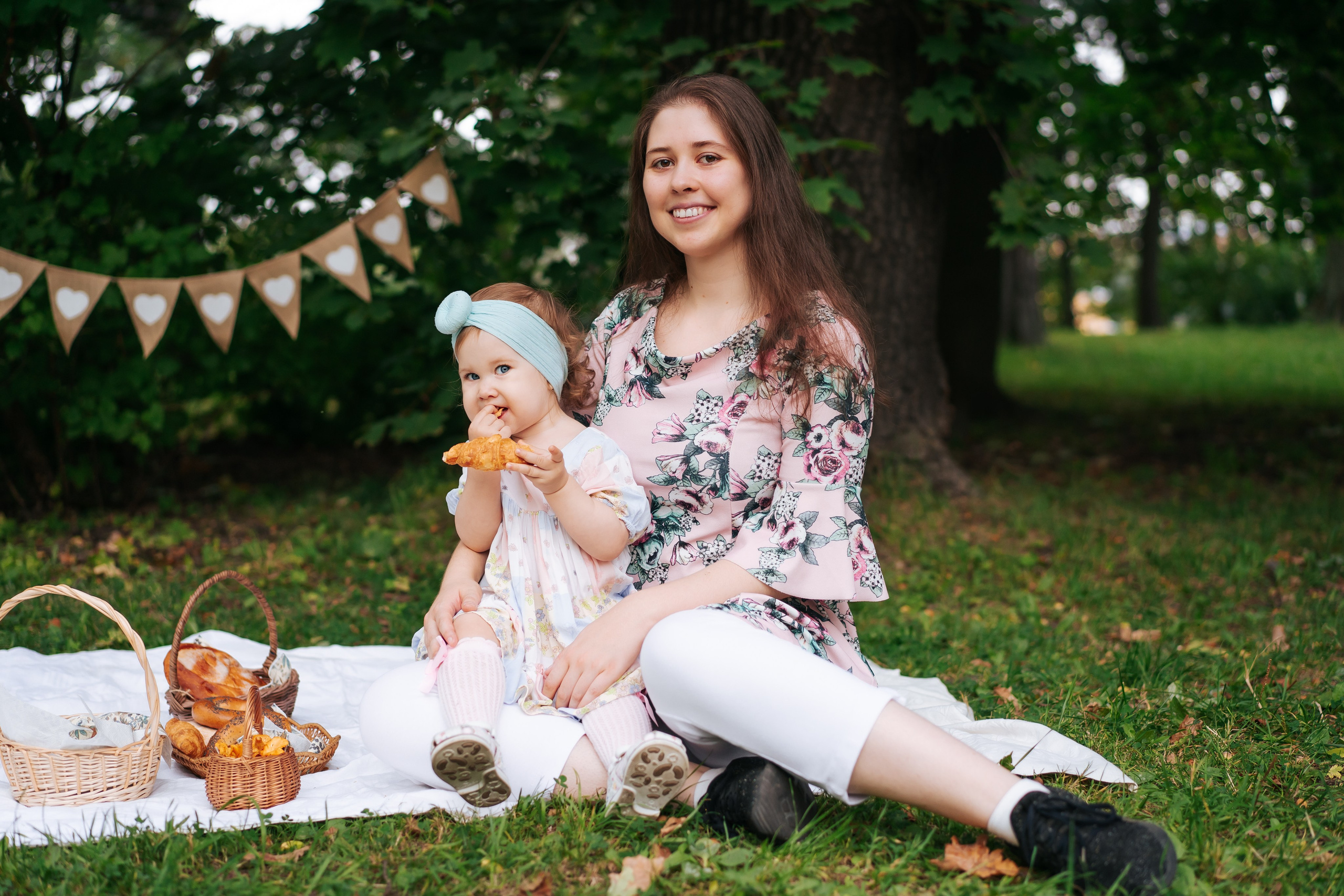 Евангелина с мамой в парке. Детская, семейная фотостудия в Санкт-Петербурге