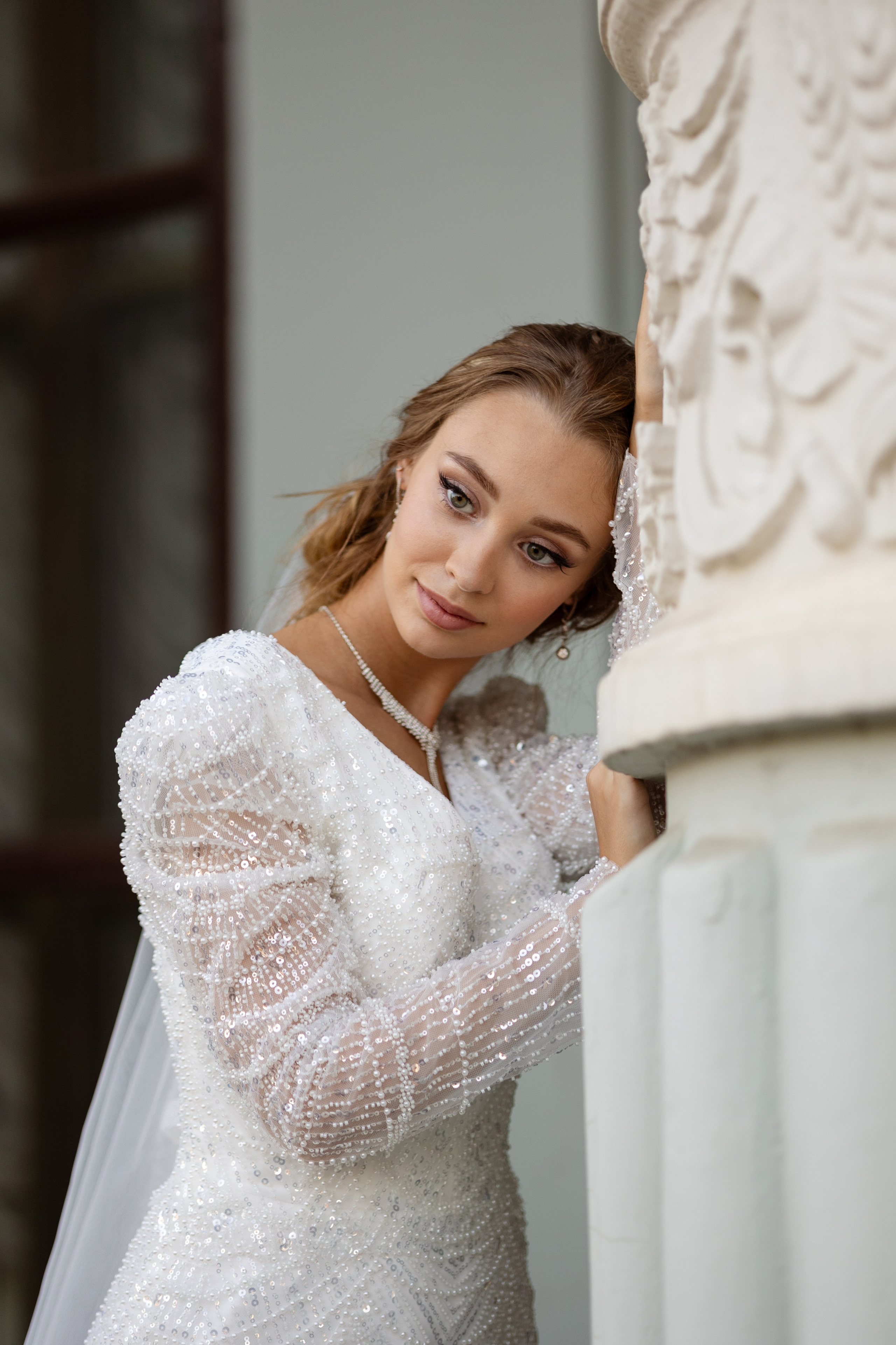 На портрете невеста прислонилась к колонне.