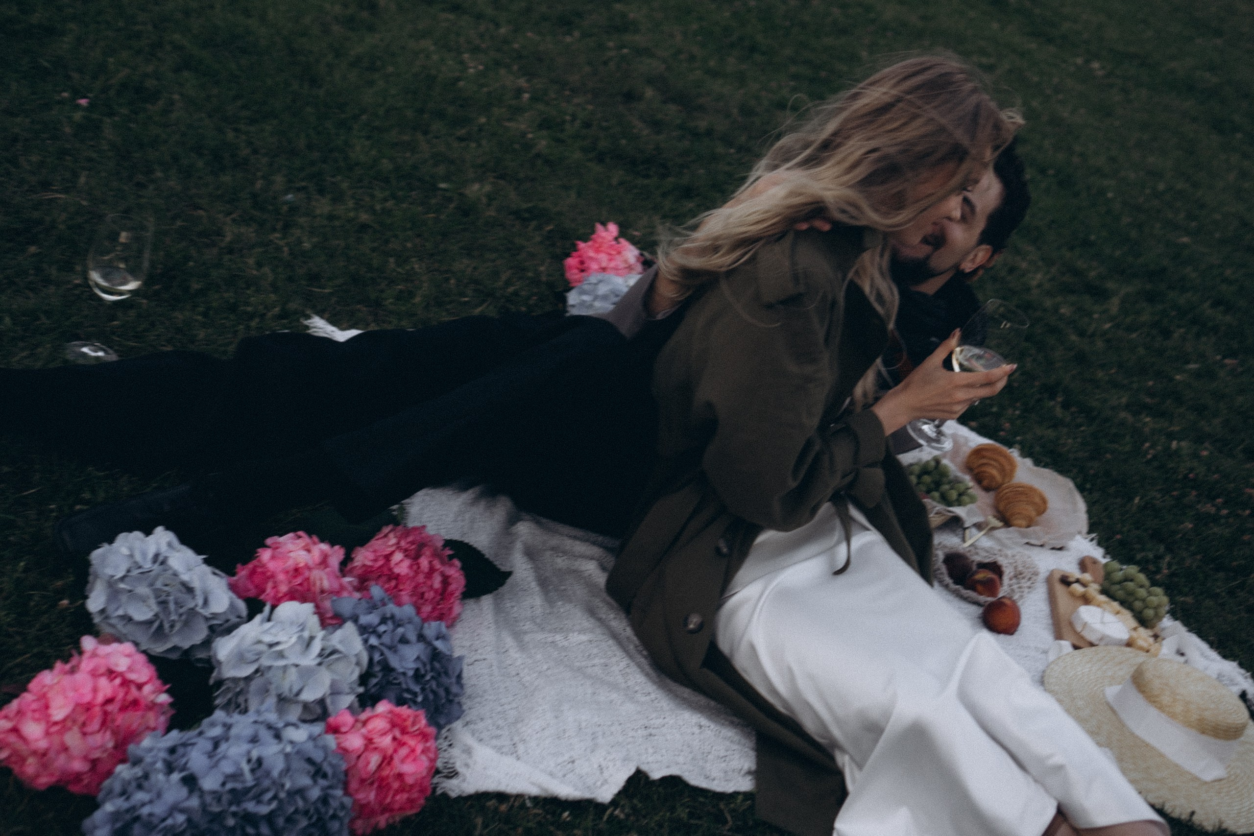 СВАДЕБНАЯ СЬЕМКА ПАРЫ НА РАССВЕТЕ В БЕЛЫЕ НОЧИ И ПРОГУЛКА С РАЗВОДНЫМИ МОСТАМИ И ПИКНИК ВОЗЛЕ ИСАКИЕВСКОГО СОБОРА. Профессиональный фотограф, Санкт-Петербург — Виктория Богомолова