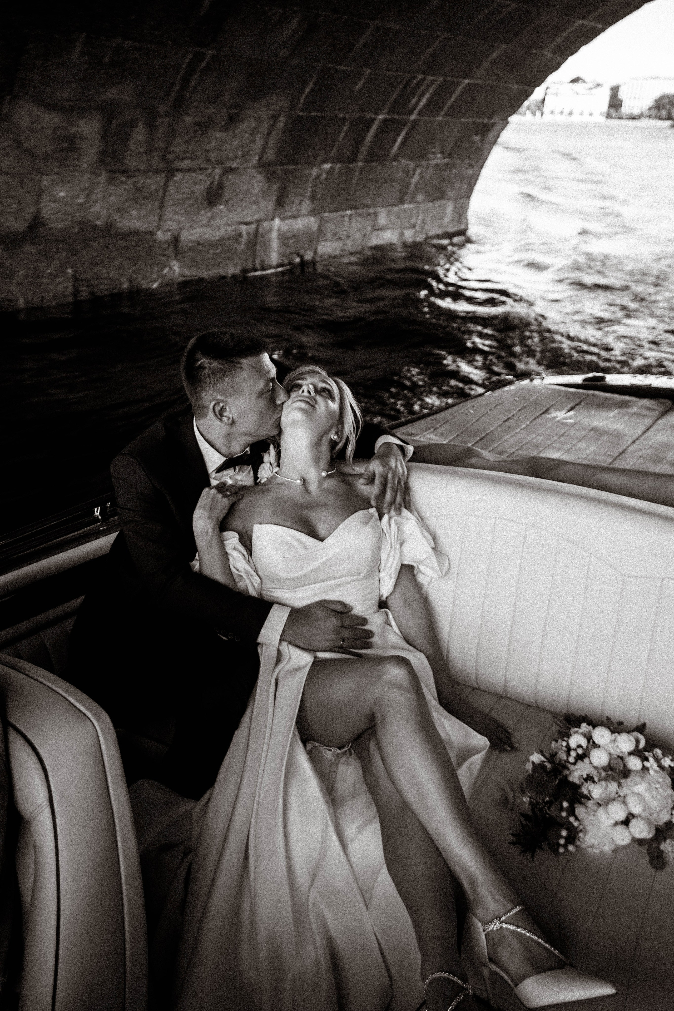 СВАДЕНБНАЯ СЬЕМКА НА КАТЕРЕ ПО КАНАЛАМ САНКТ-ПЕТЕРБУРГА И В АКВАТОРИИ НЕВЫ. Профессиональный фотограф, Санкт-Петербург — Виктория Богомолова