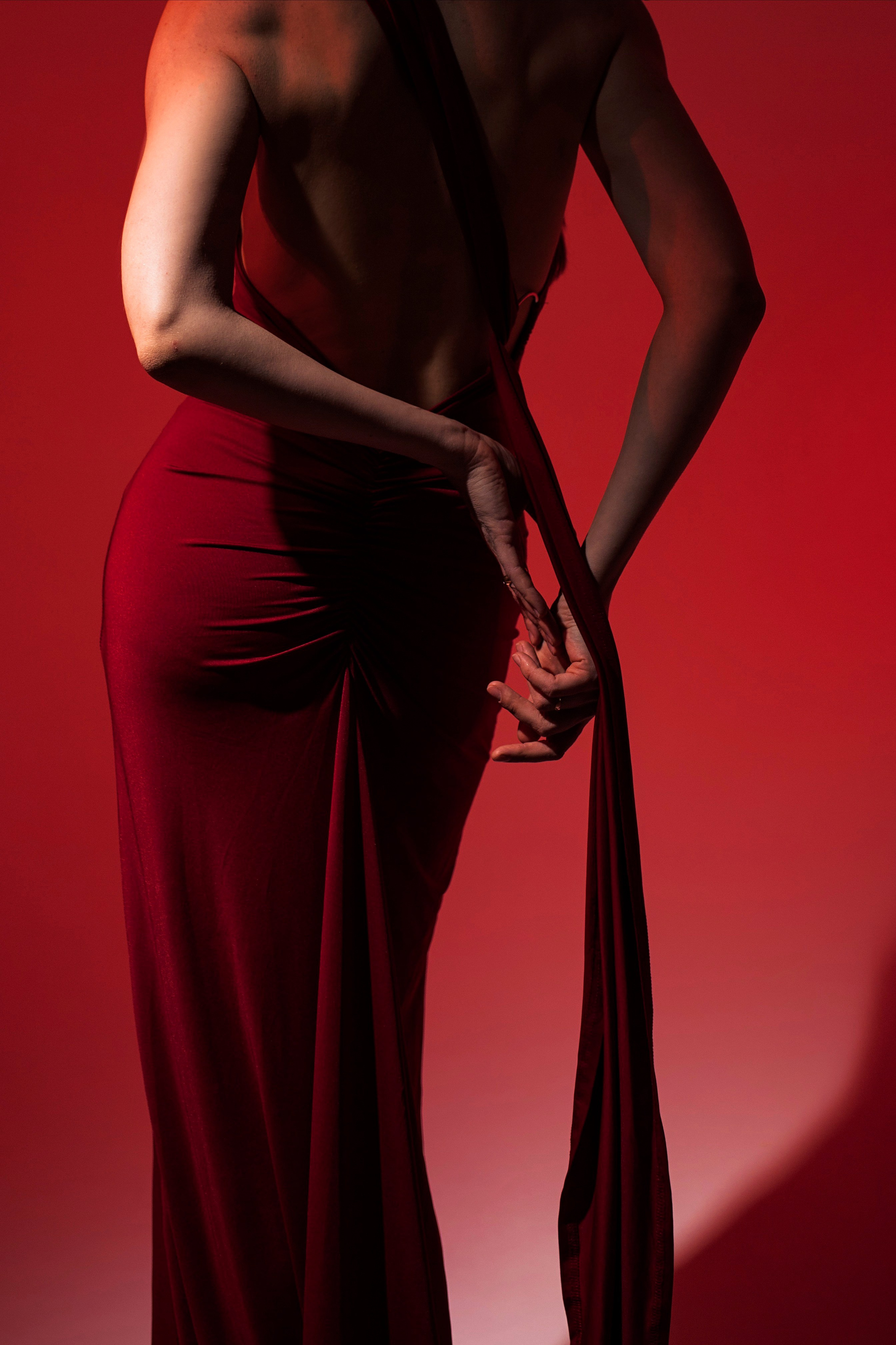 Фотосессия девушки в красном вечернем платье