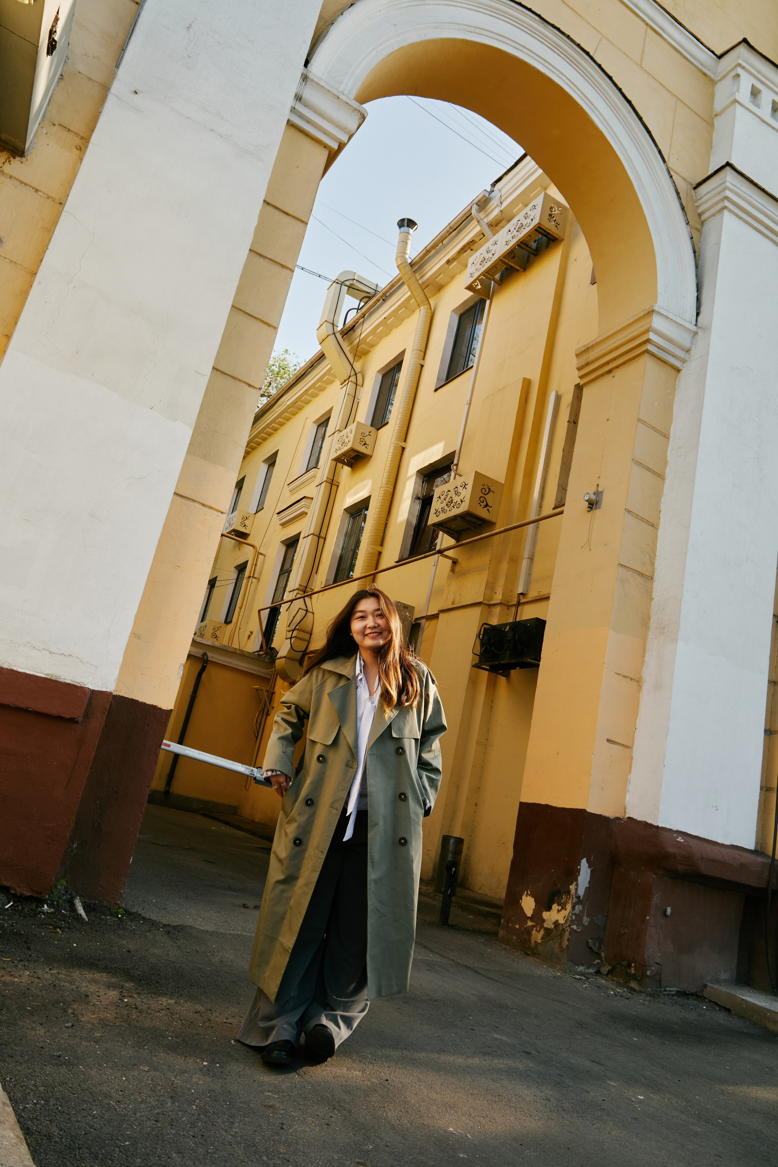 Женский портрет фотосессия Алматы уличная на улице стильно профессиональный фотограф фотографии платье День рождения индивидуальные фотосеты Казахстан
