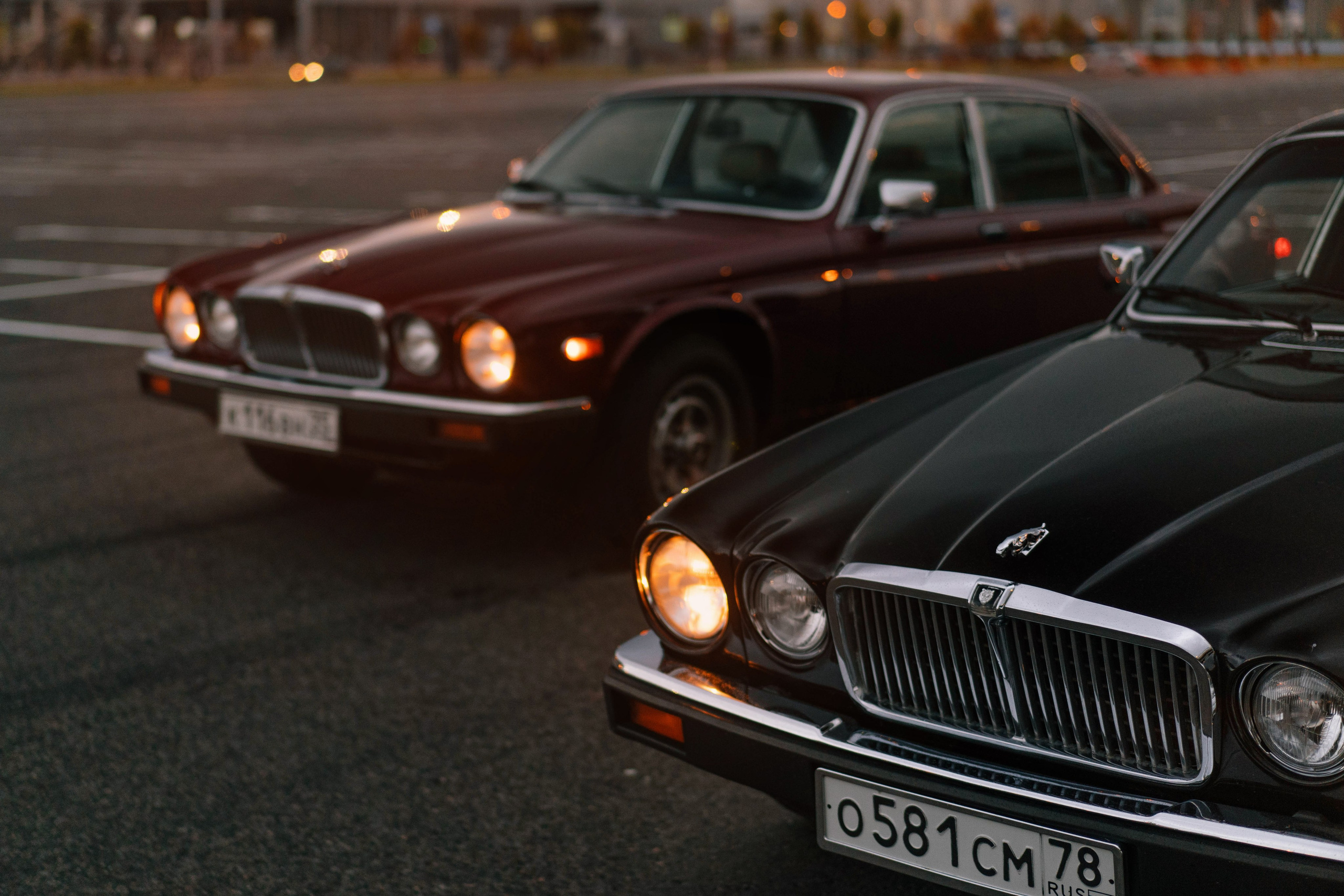 классический британский седан Jaguar XJ