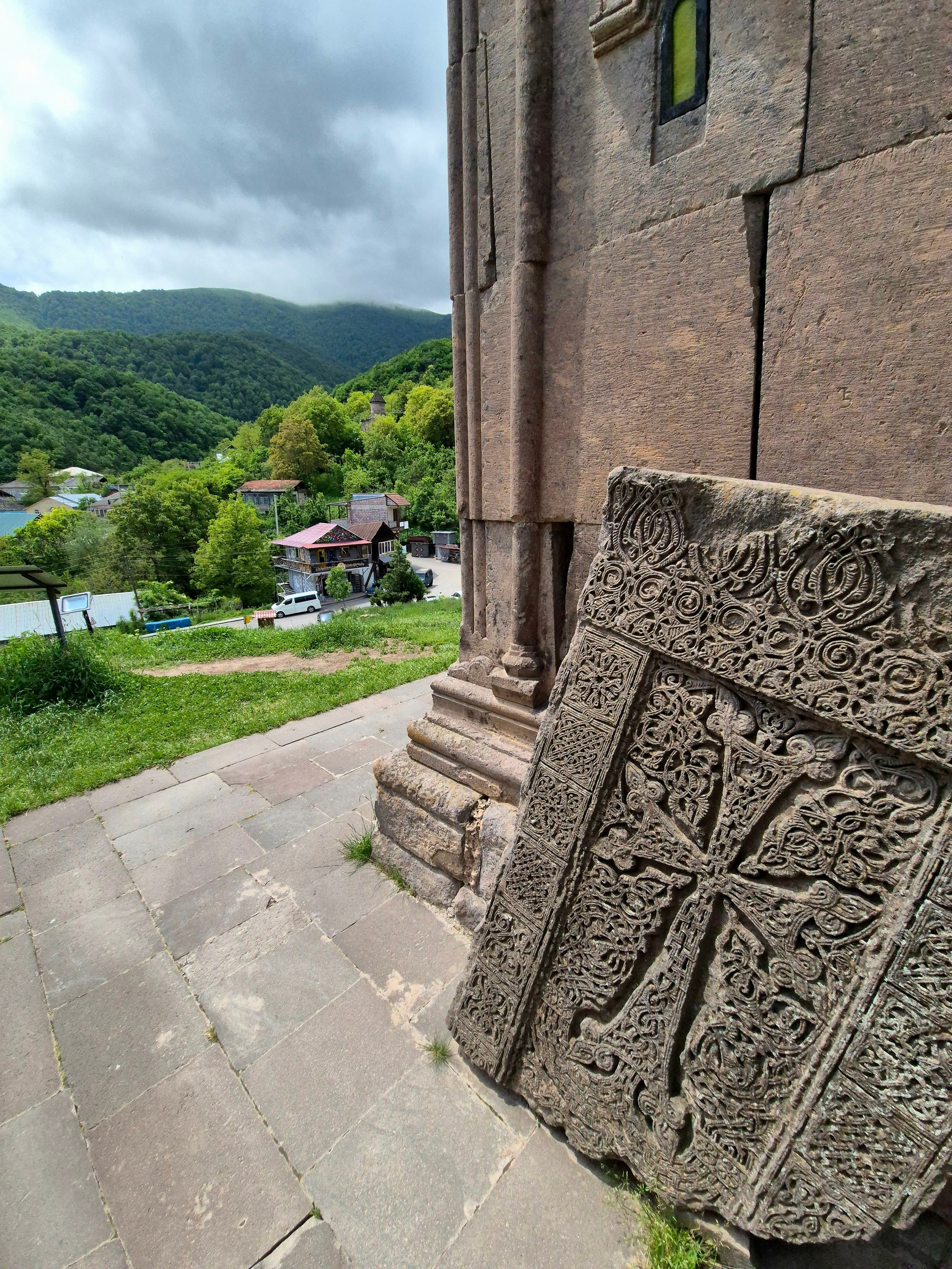 Хачкары Гошаванка - знаменитые хачкары работы мастера Погоса, датируемый XIII в. Они известен своей тончайшей резьбой, гармоничными формами и являются одними из самых красивых хачкаров Армении. 