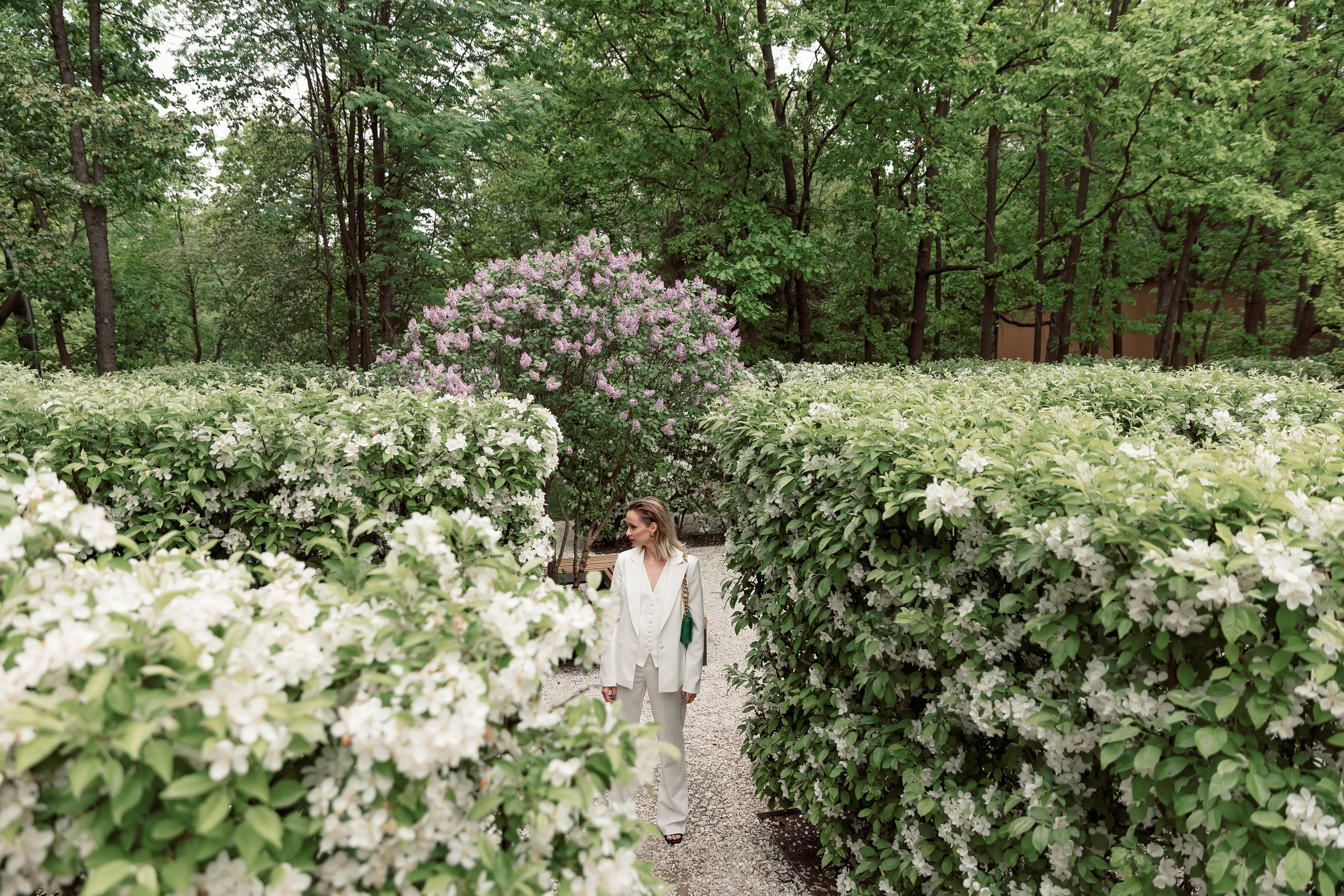 Портретная фотосессия Даши среди яблонь. Свадебный фотограф Москва