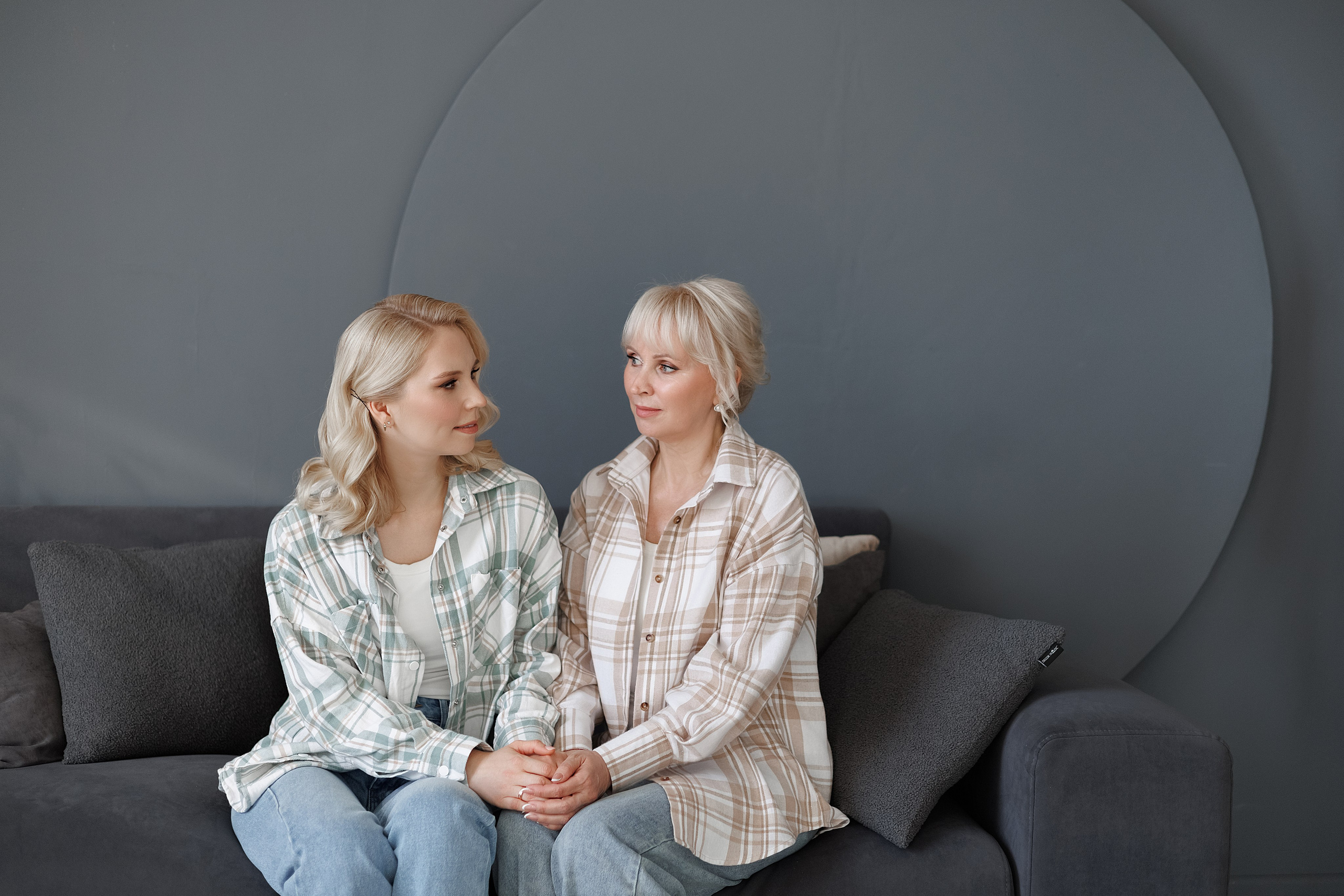 Диана с мамой в студии. Свадебный фотограф в Пскове и Санкт-Петербурге | Анна Голикова