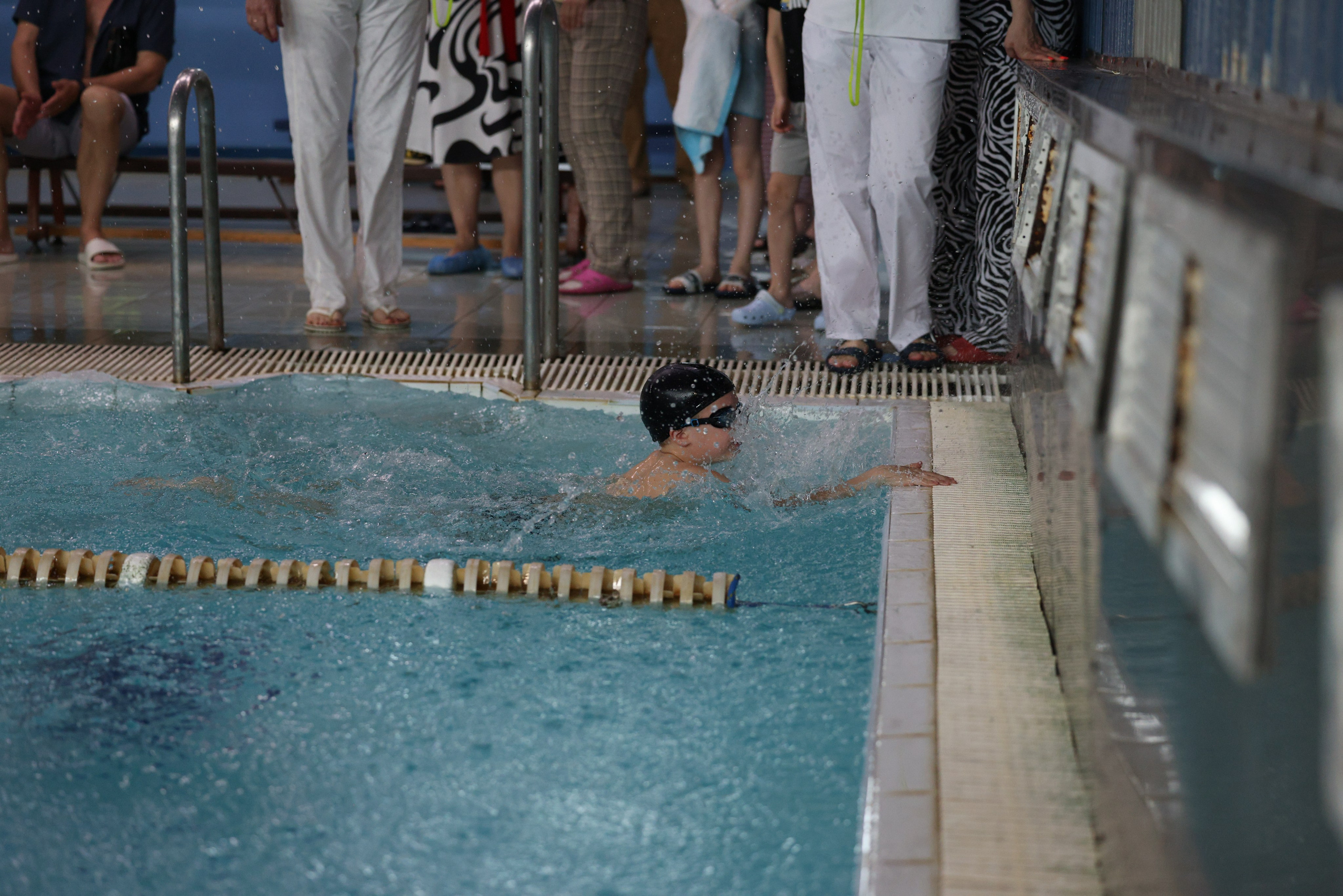 Веселый дельфин. Плавание. Дети 8-9 лет. Фотограф Александр Заломаев