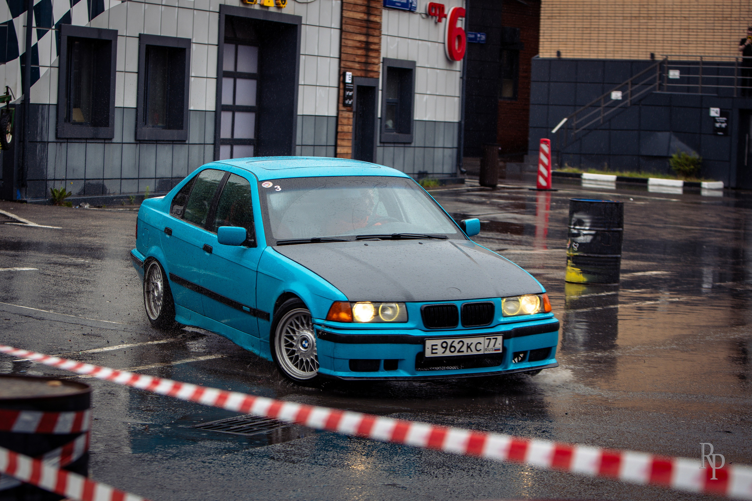 SHOWDOWN. Rusty Photographer