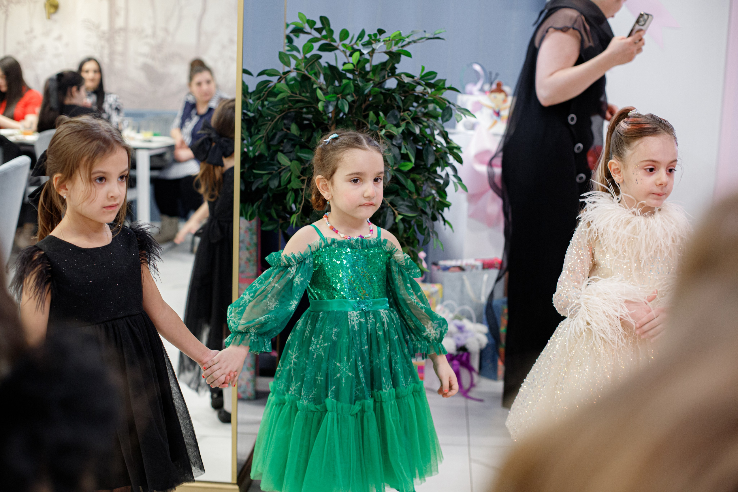 ASIA'S BIRTHDAY PARTY. Photokarish