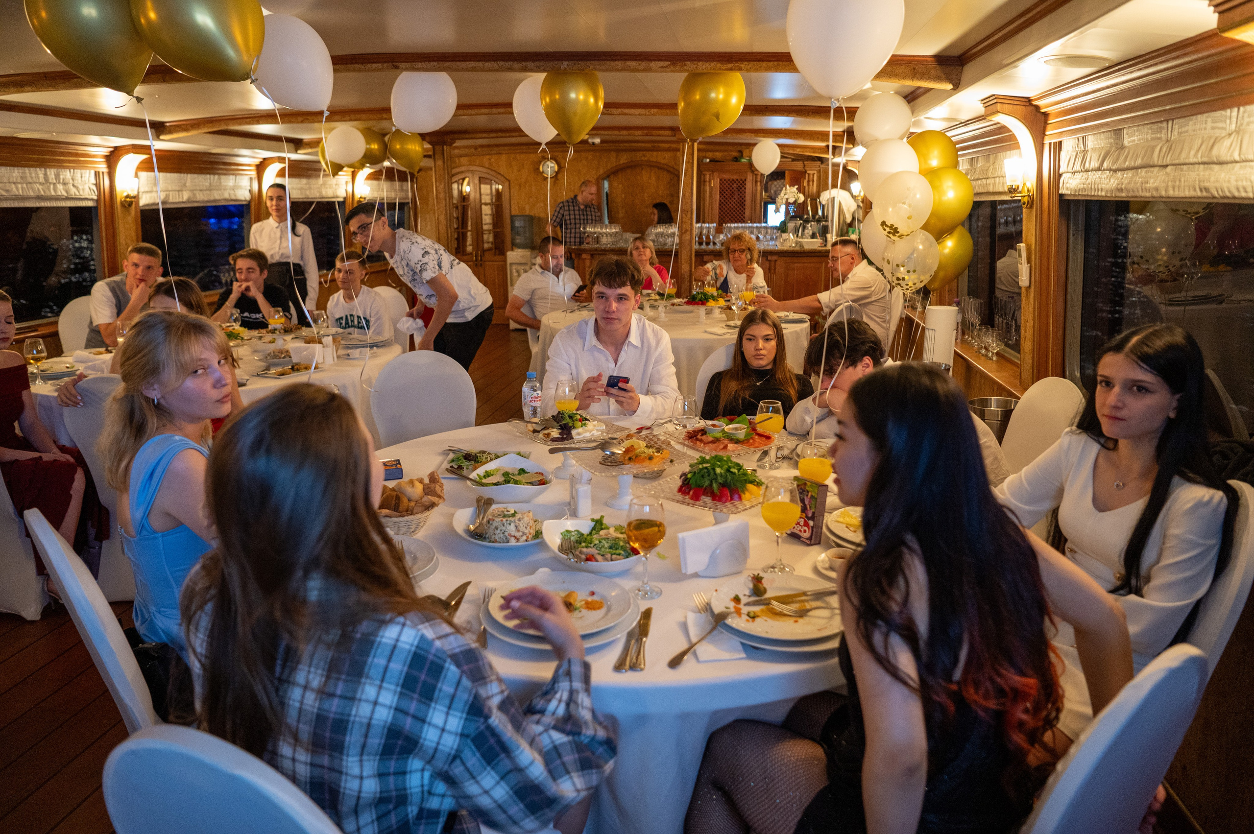 Выпускной вечер 11 класс на теплоходе. Детский и семейный фотограф г. Москва Оксана Катаджи