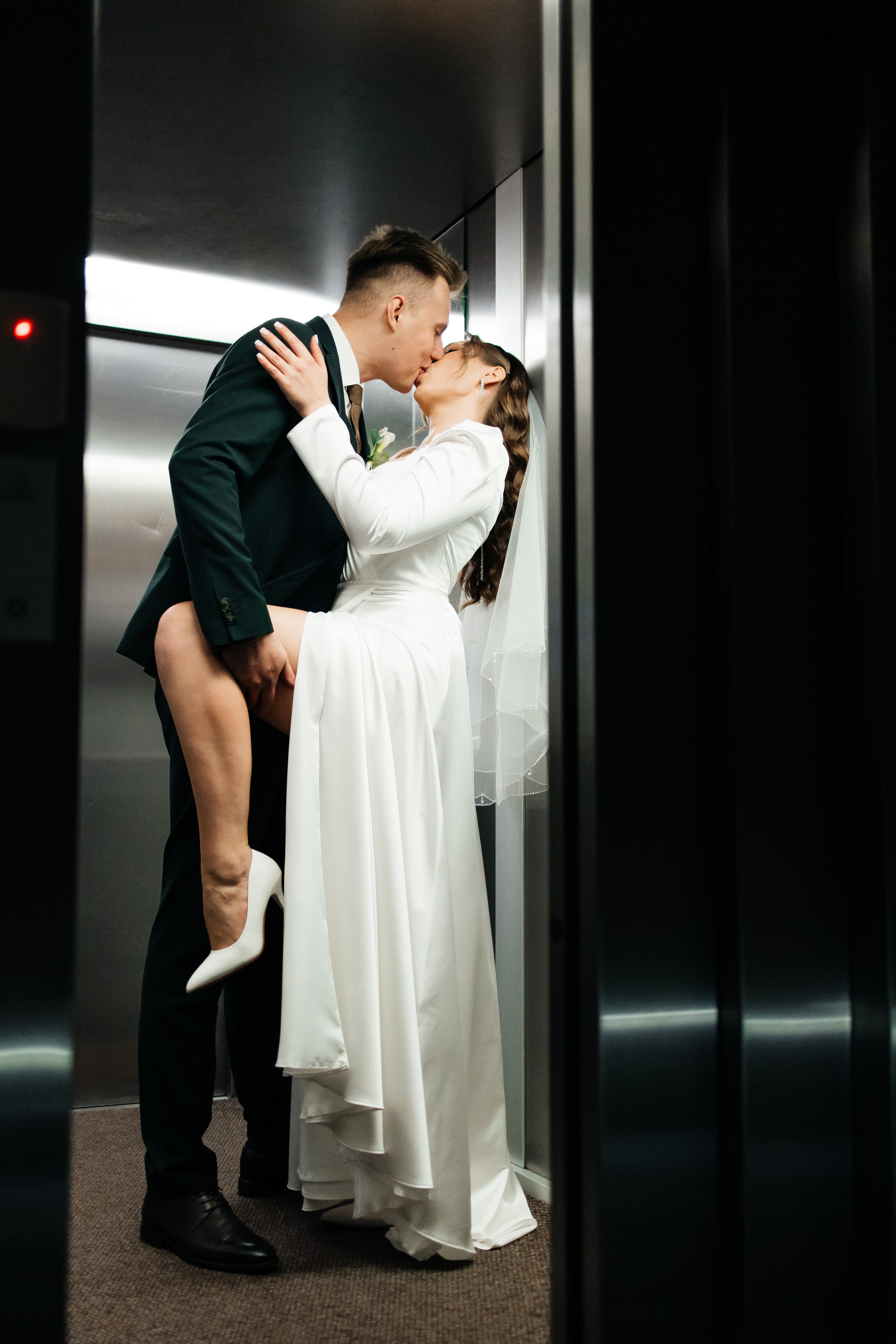 Жених с невестой целуются в лифте