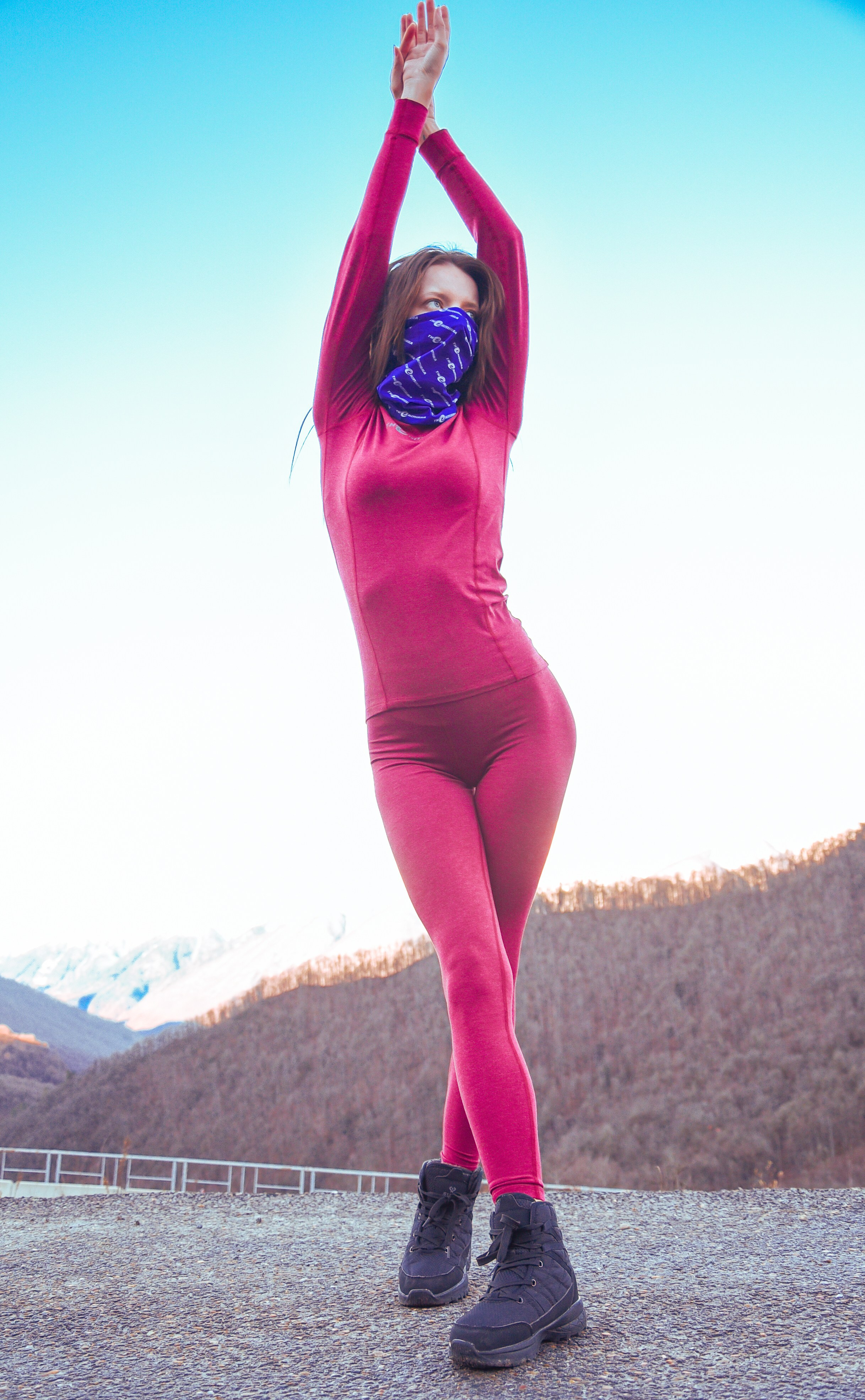 красивая девушка позирует в горах