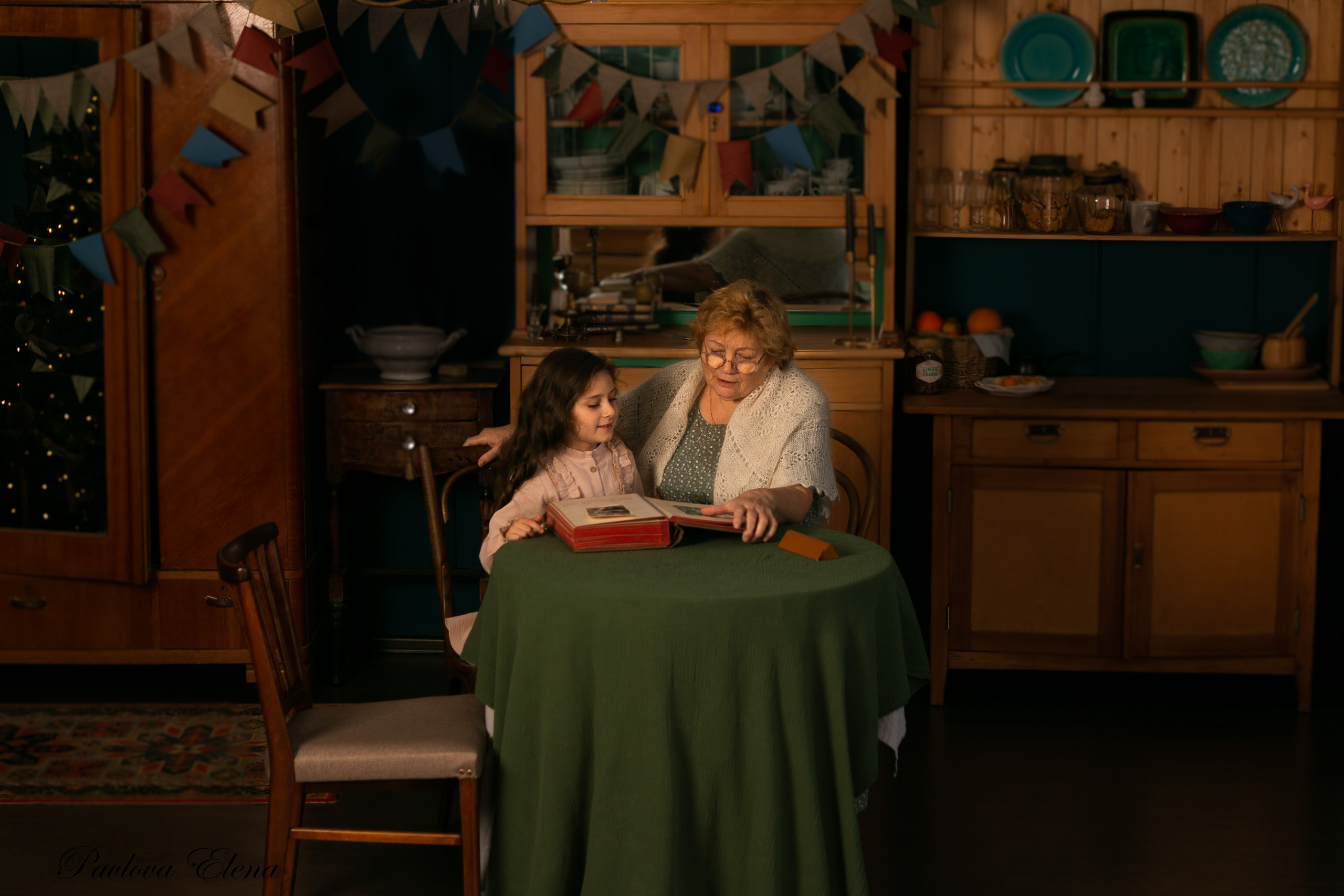 Тепло семейных бесед: бабушка рассказывает историю внучке, уютная кухня, приятные воспоминания