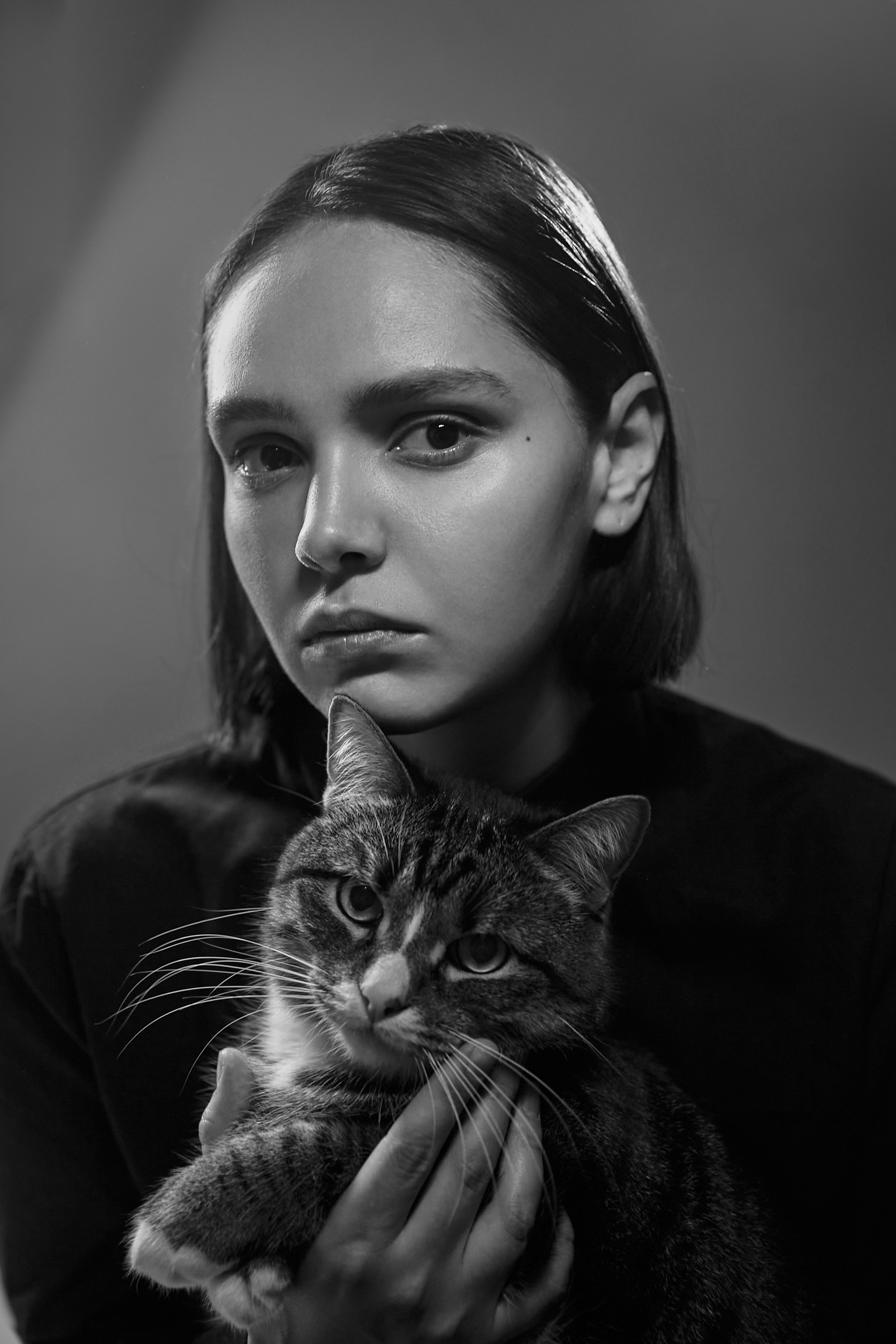 Чёрно-белый портрет девушки с котом на руках
