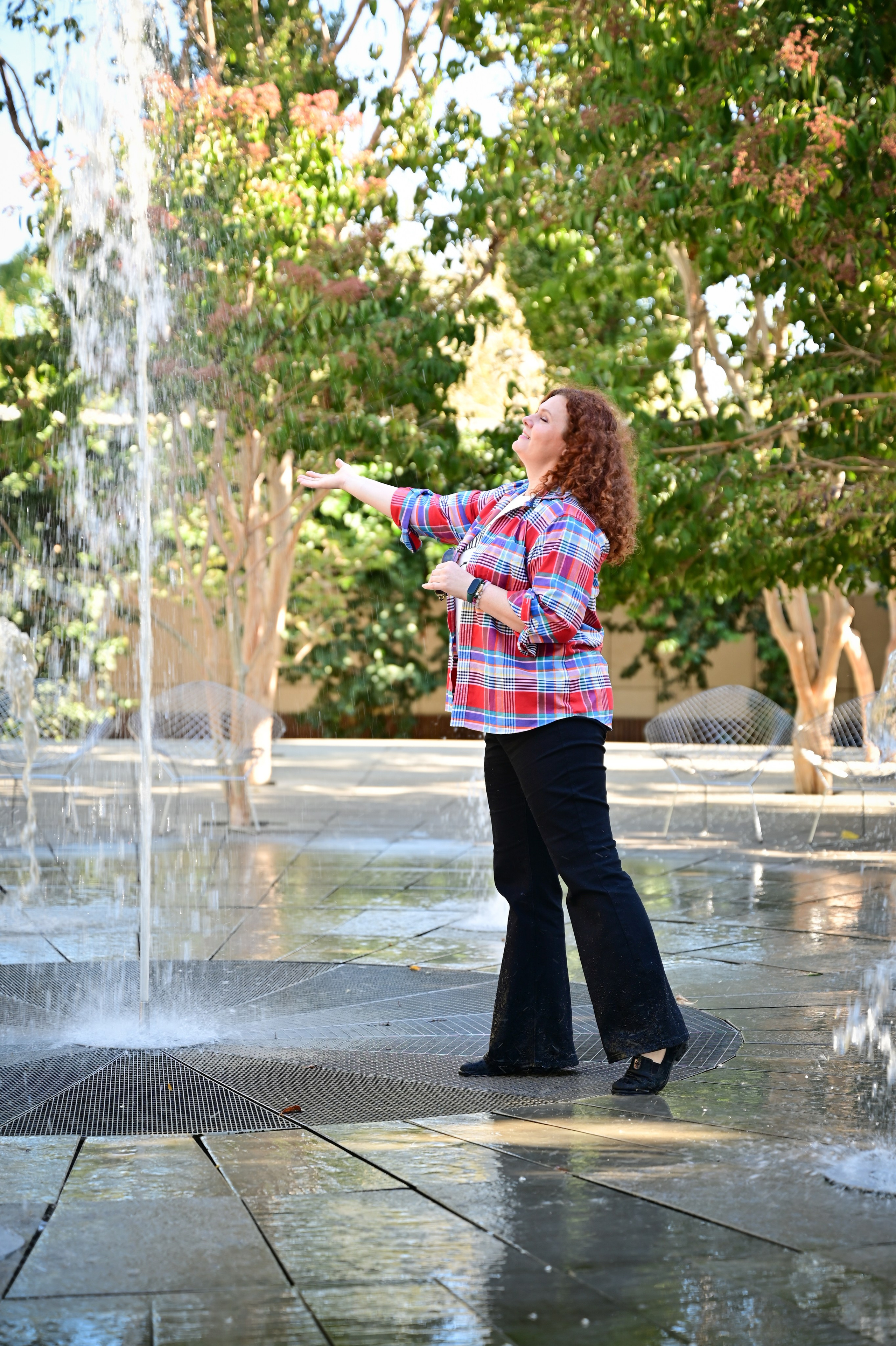 Девушка с распущенными волосами у фонтана - фотосессия в парке "Краснодар"