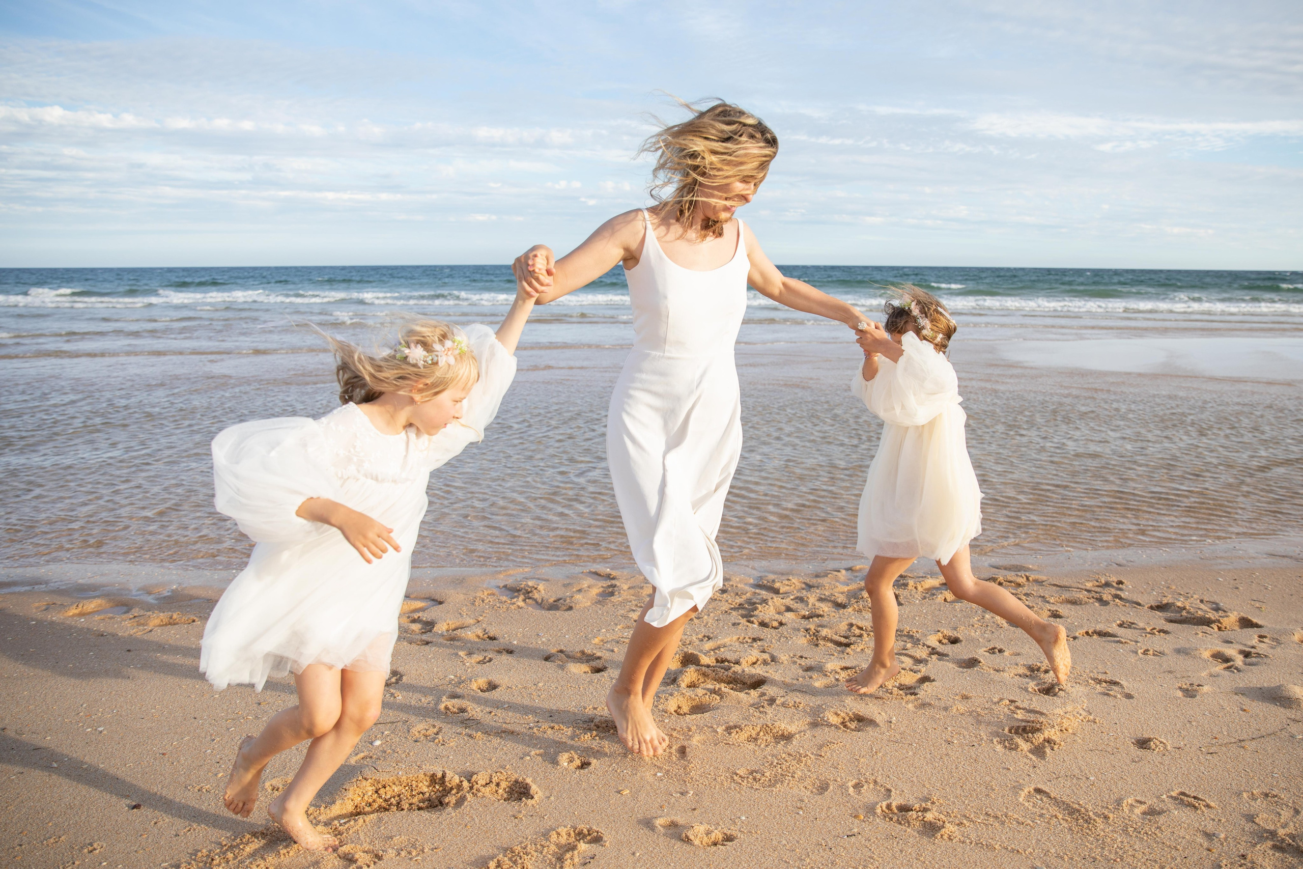 Family on the ocean. Professional Photographer in Portugal. Oksana Lomnova