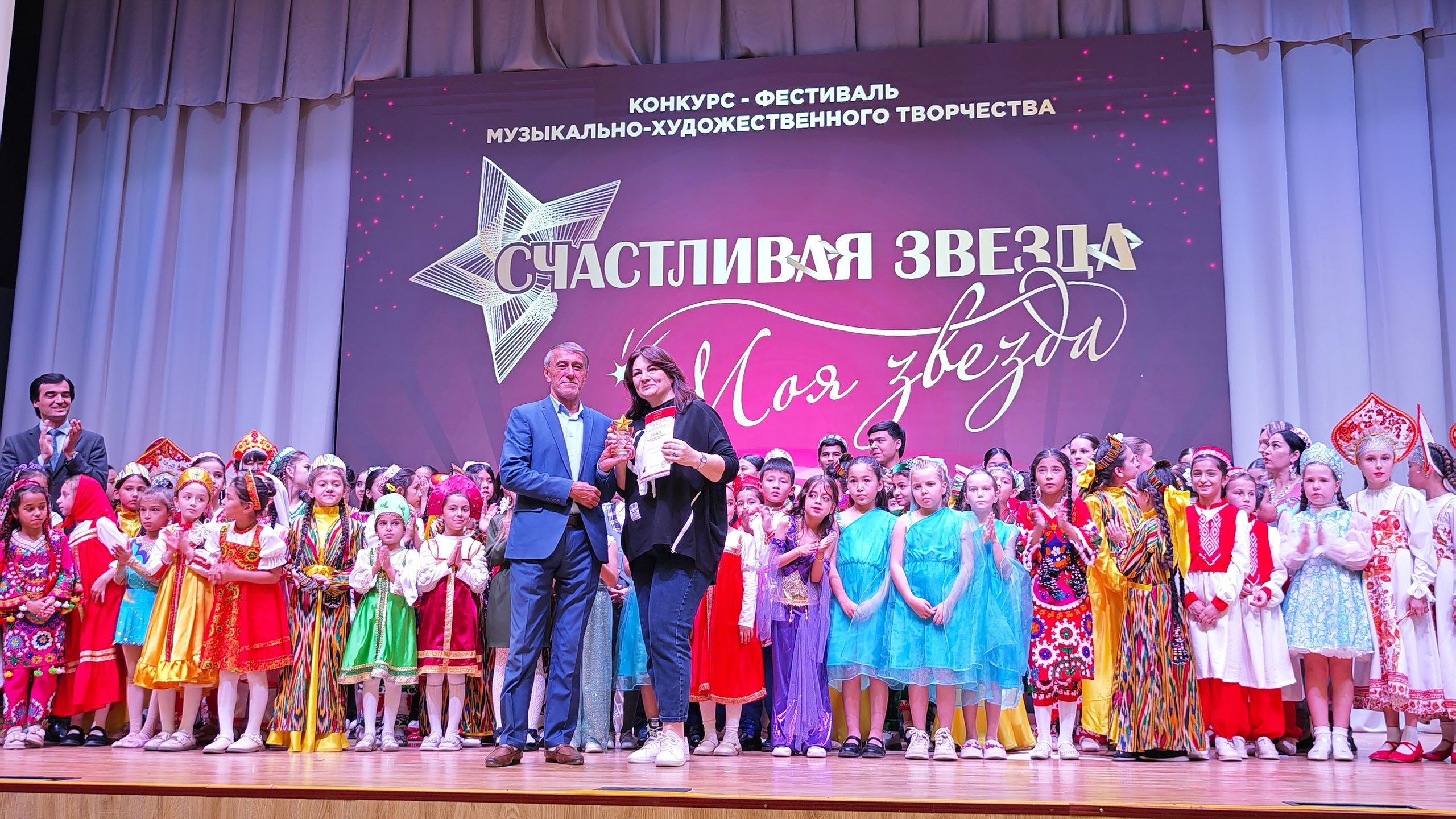 1 ноября 2025 г, г. Бохтар, Таджикистан. Золотое яблочко