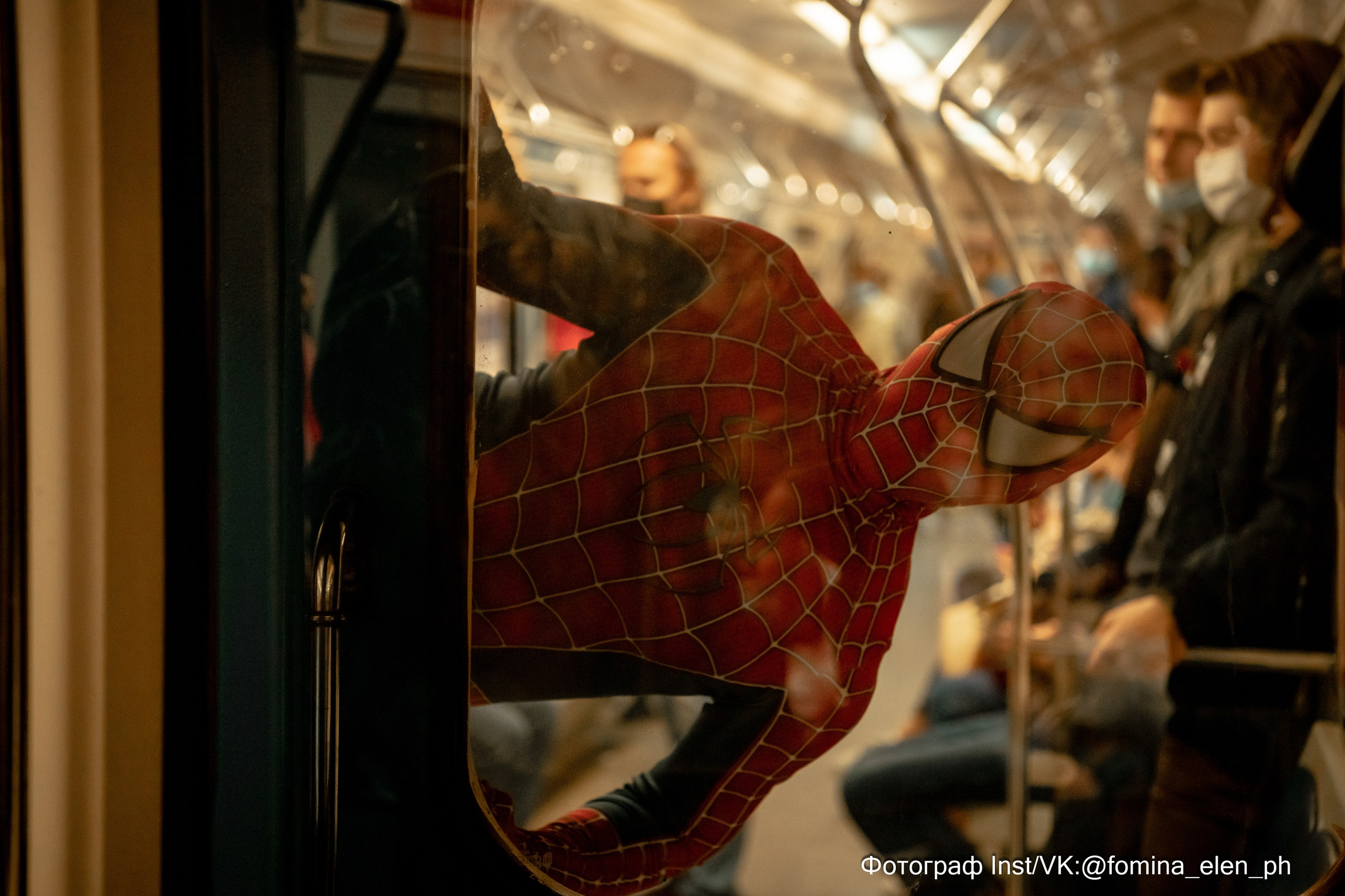 Человек паук и Веном в метро ЕКБ. Фомина Елена Свадебный и семейный фотограф