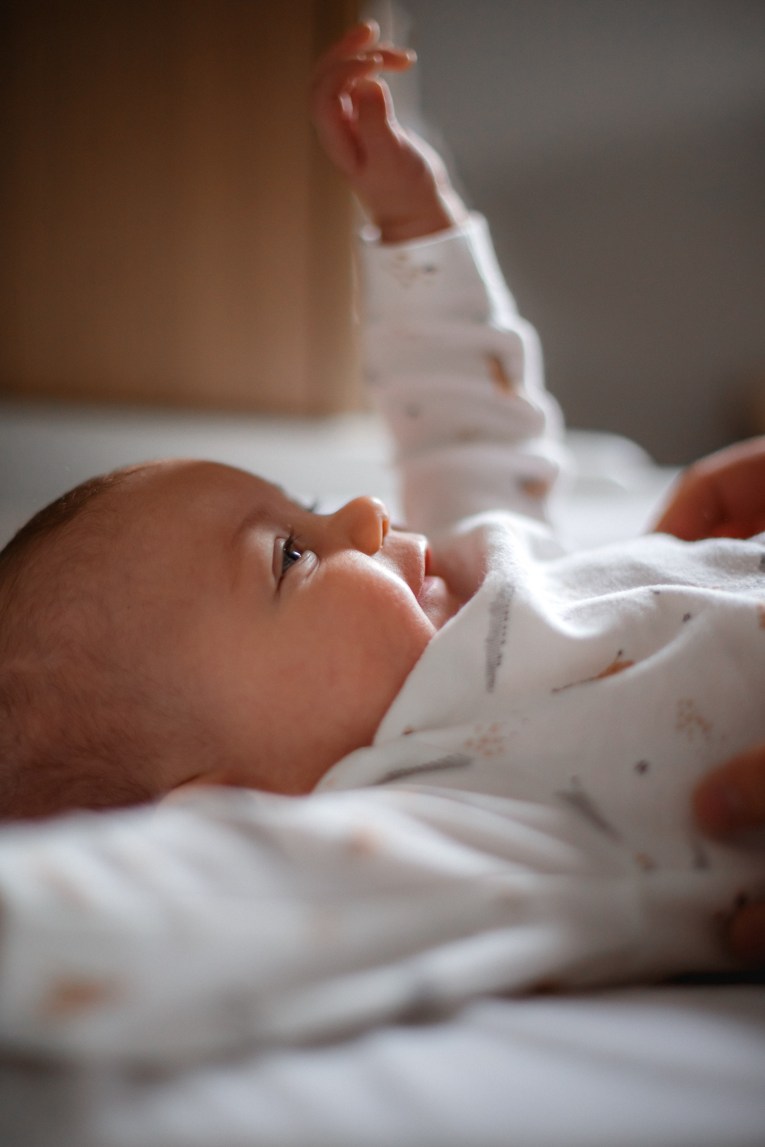 Малышка Катя, родители и бабушка. Домашняя съёмка. Фотограф в Москве Базанова Дарья