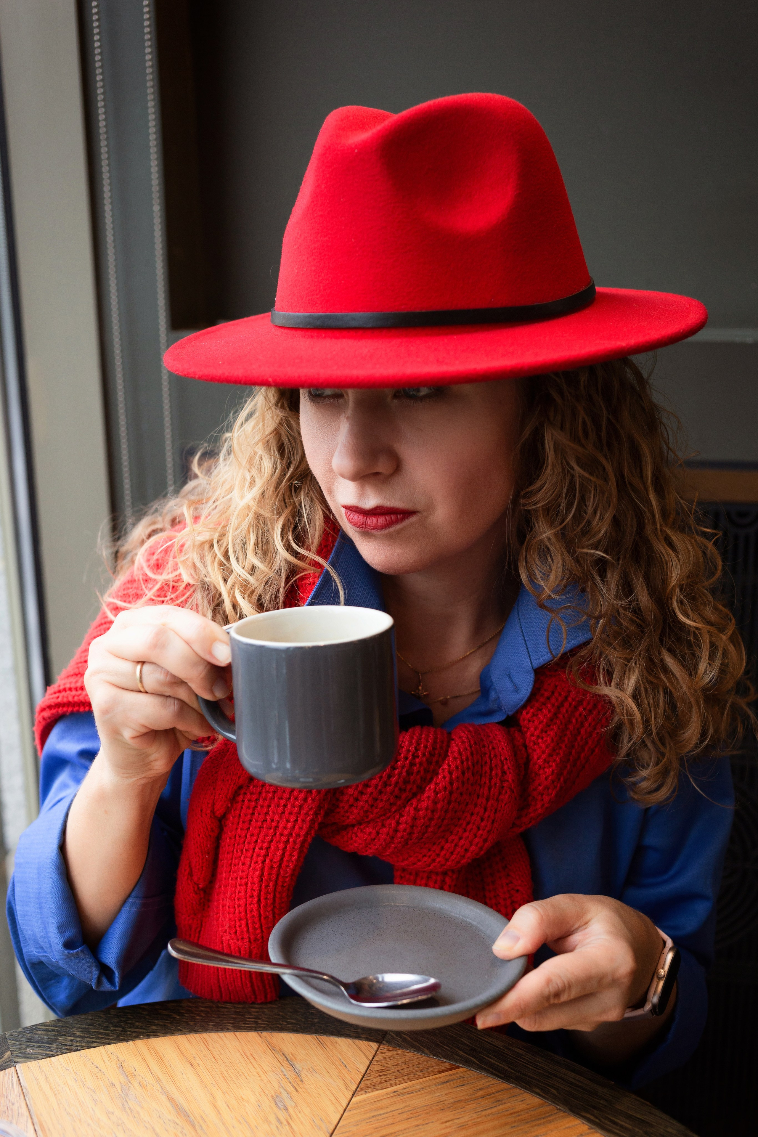 Фотосессия в СПб и книжном магазине Подписные издания. Портретные фотосессии, контент-съемки, репортаж