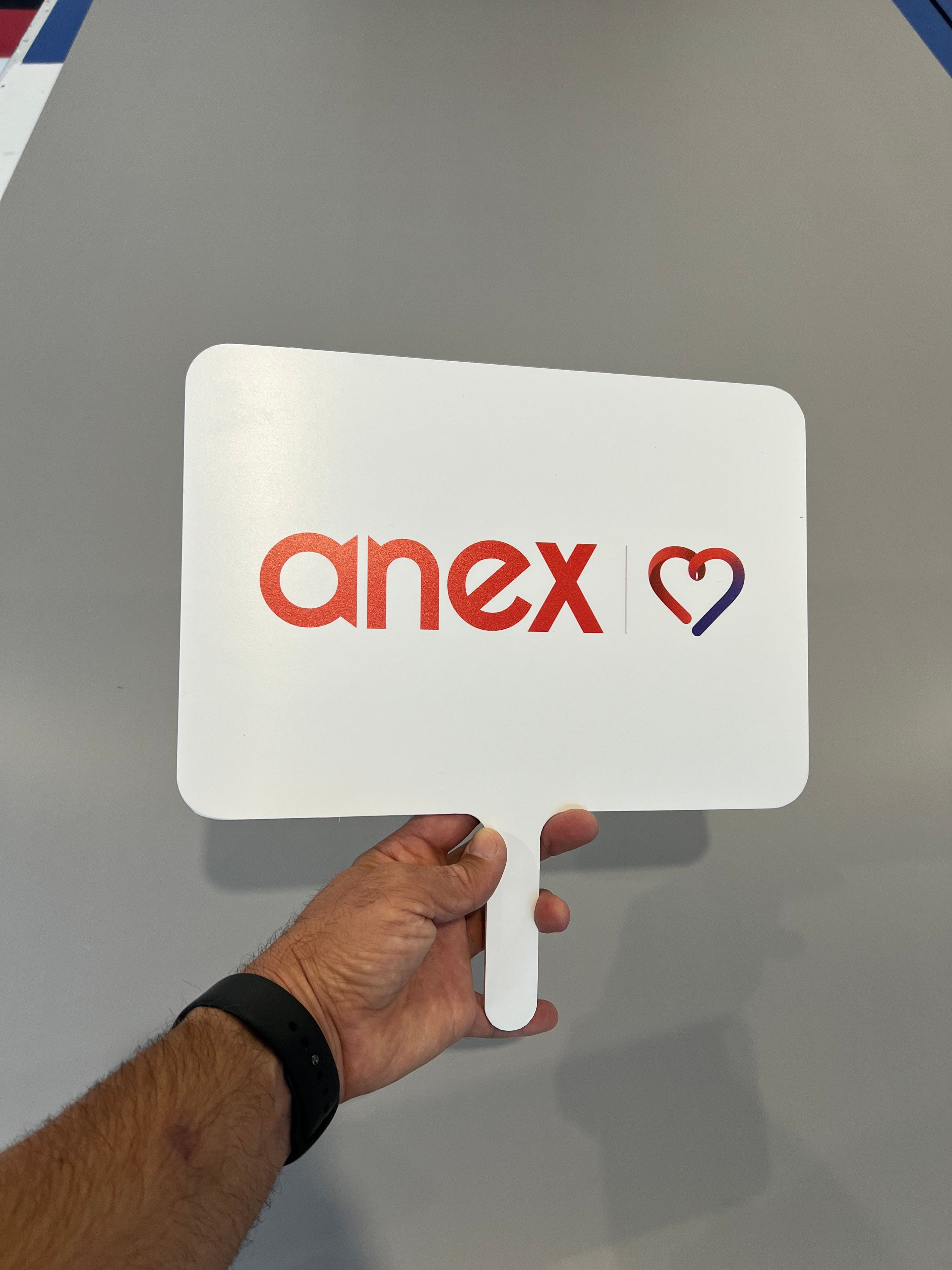 Фотографии офисных табличек, информационных стендов, вывесок