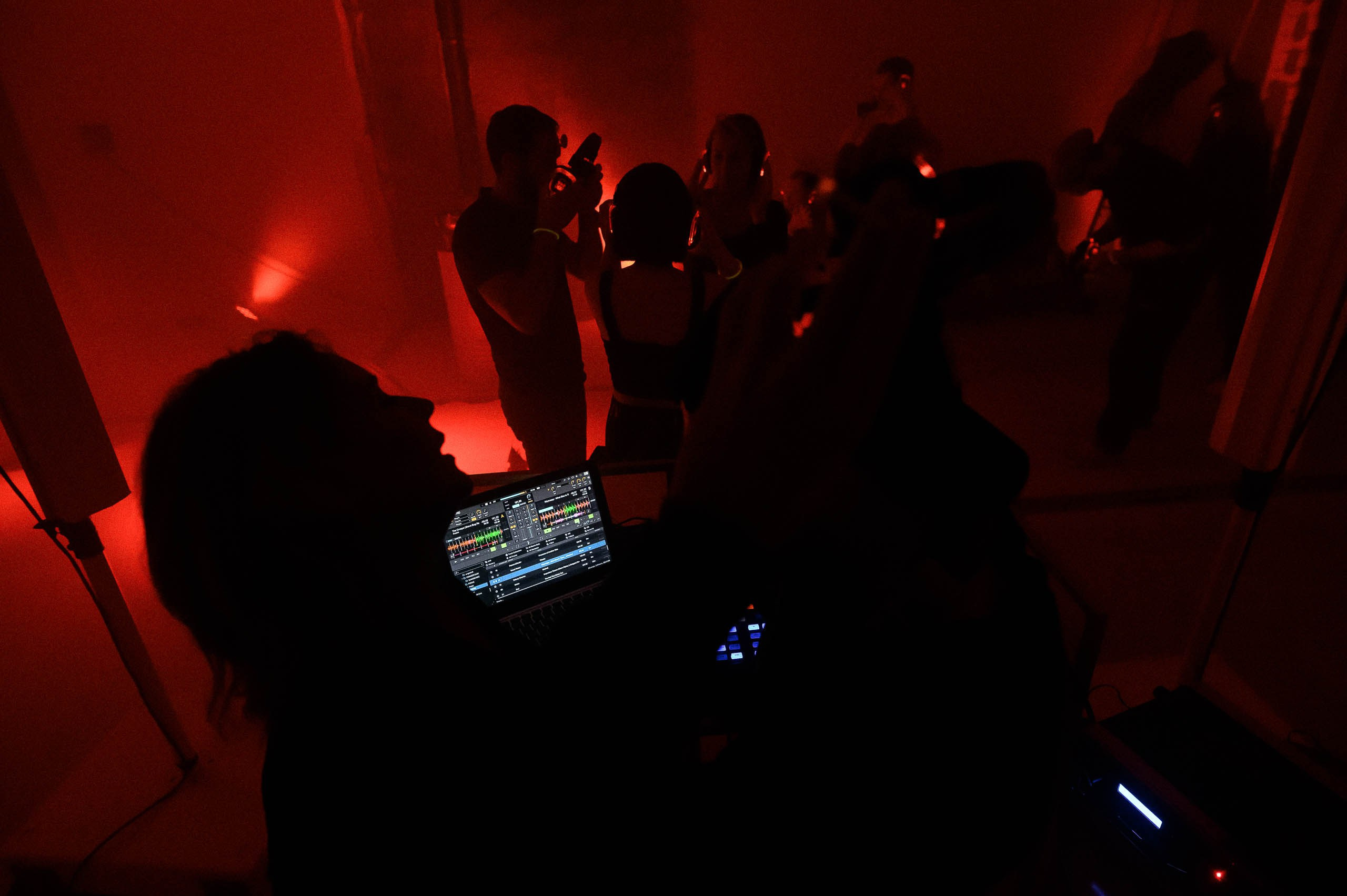 Вечеринка в новостройке. Евгений Нисковских — свадебный и репортажный фотограф в Тюмени