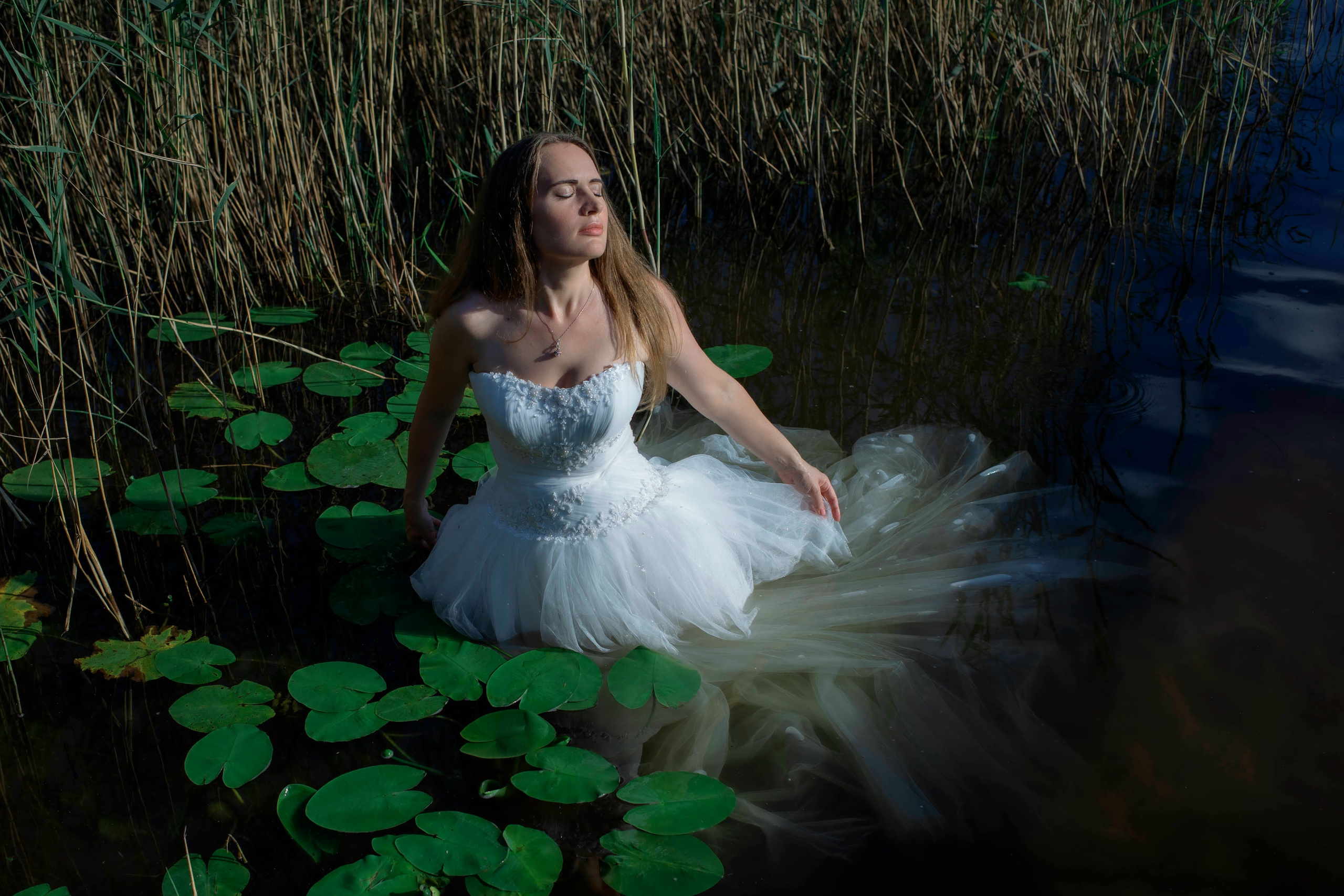 Вторая жизнь свадебного платья: фотосессия на озере под Санкт-Петербургом. Портретные фотосессии, контент-съемки, репортаж