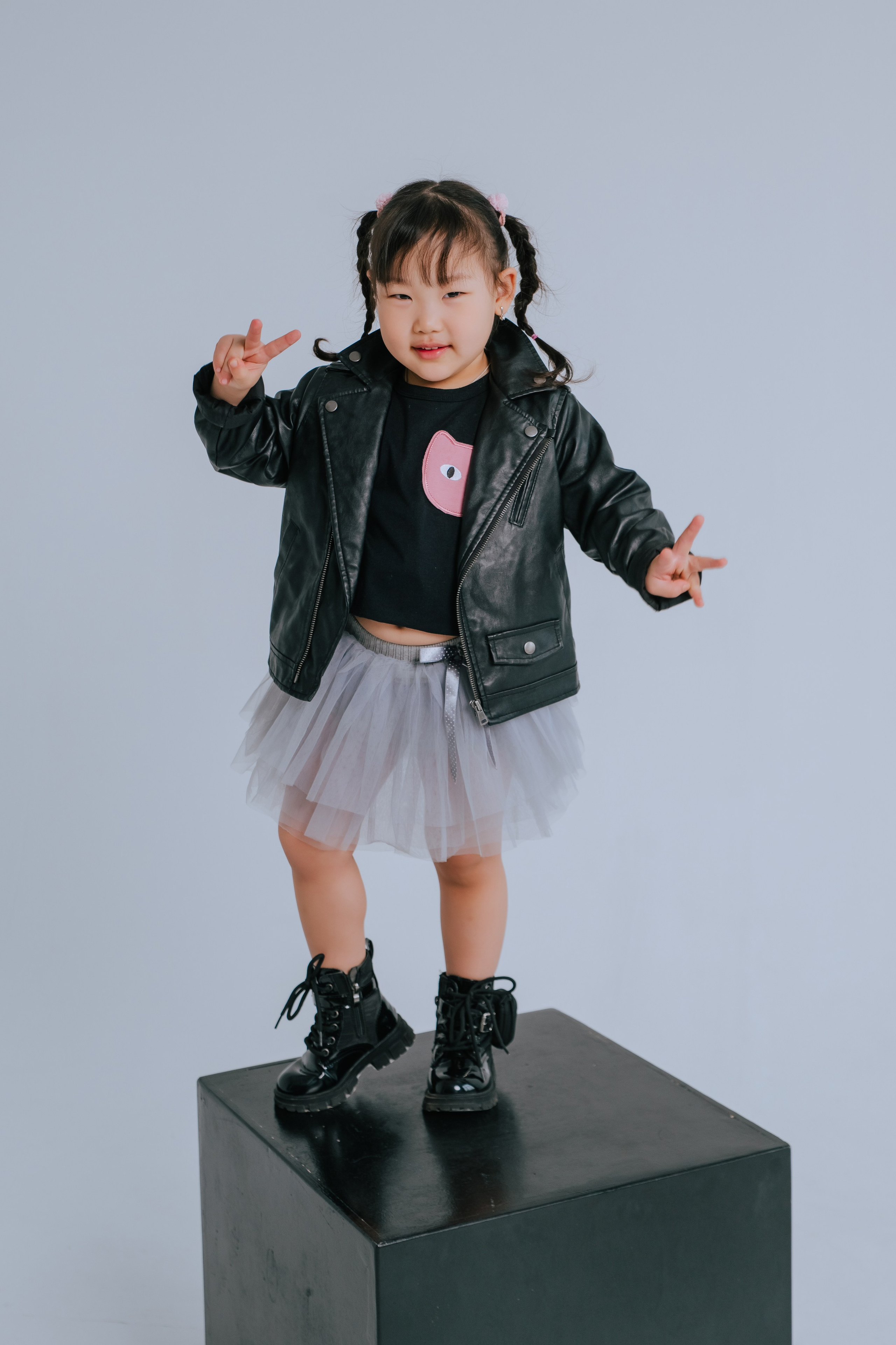 Ира и Аня. Фотограф Ярмишко Дарья. Выпускные фотокниги