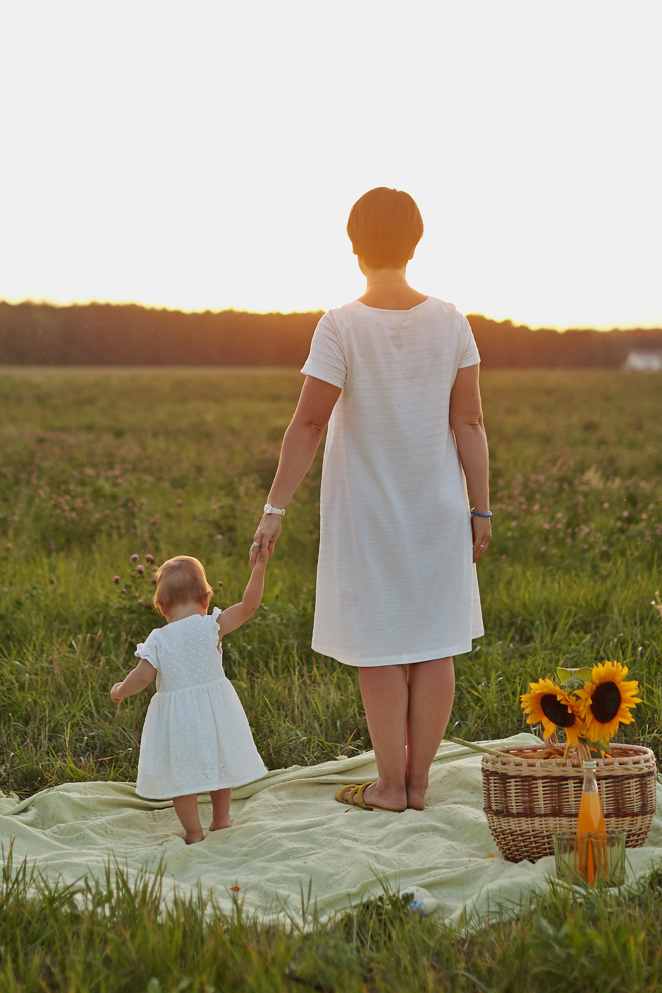 Мама с дочкой в поле на закате. Фотограф Ольга Ефремова