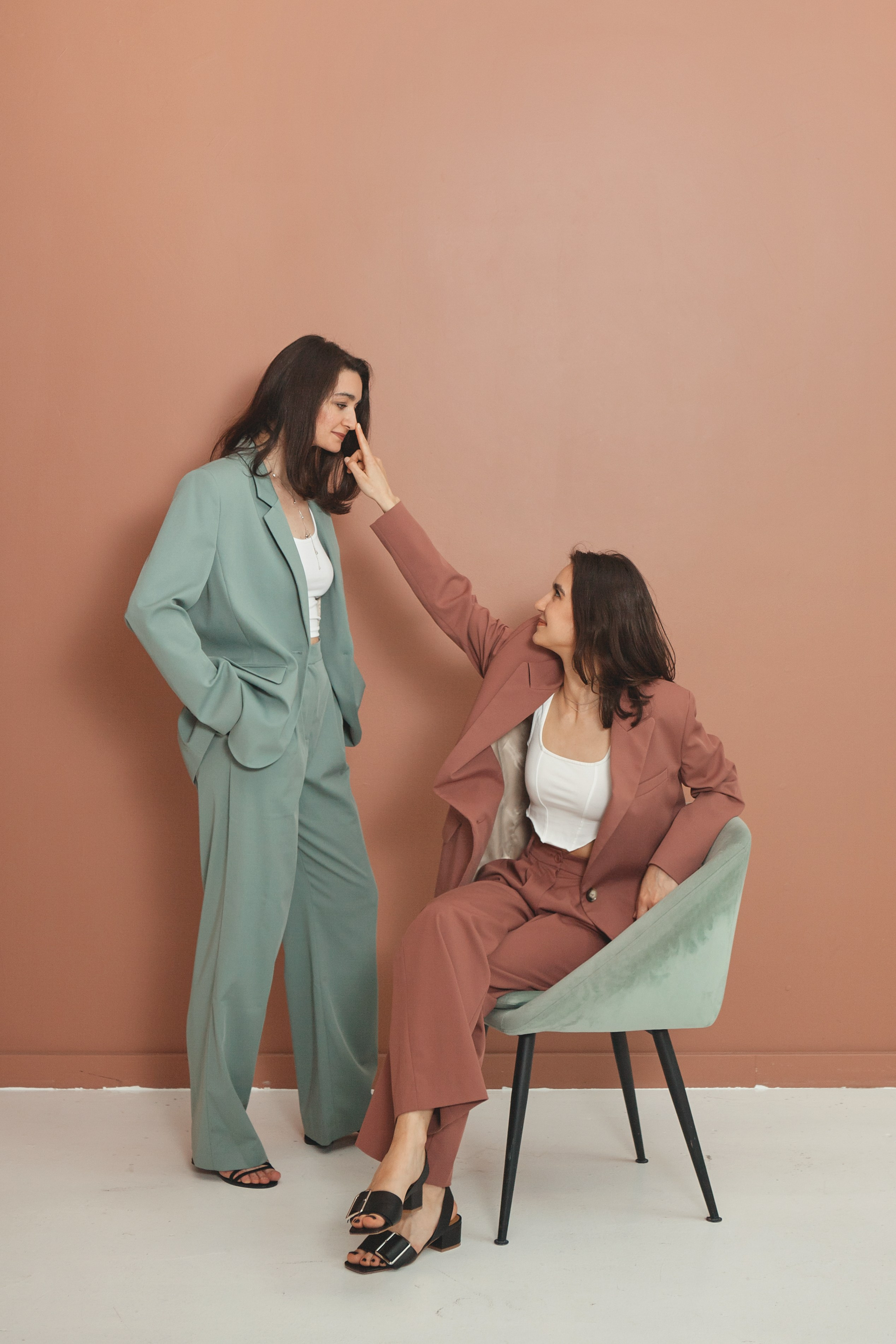 две сестры в кадре дурачатся в красивых костюмах