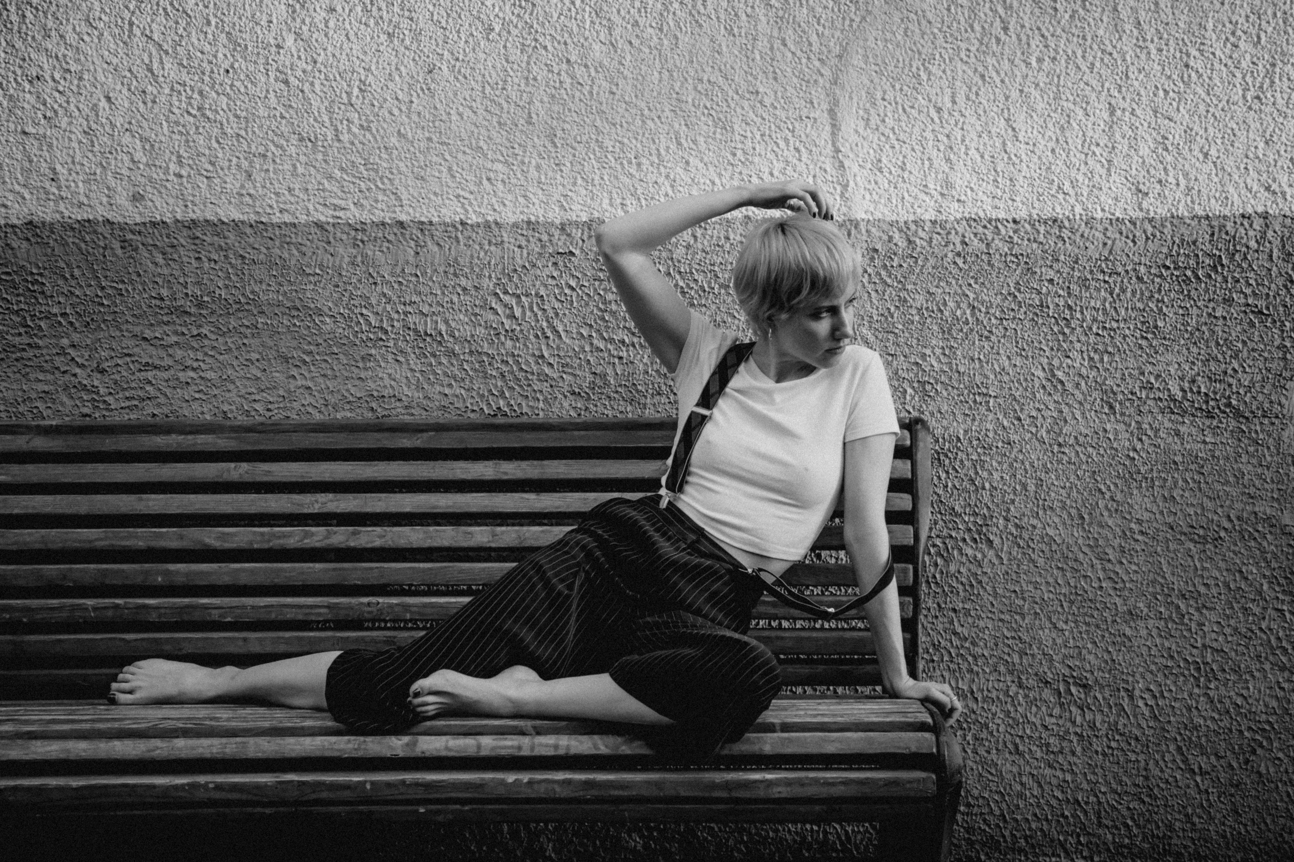 Девушка на скамейке