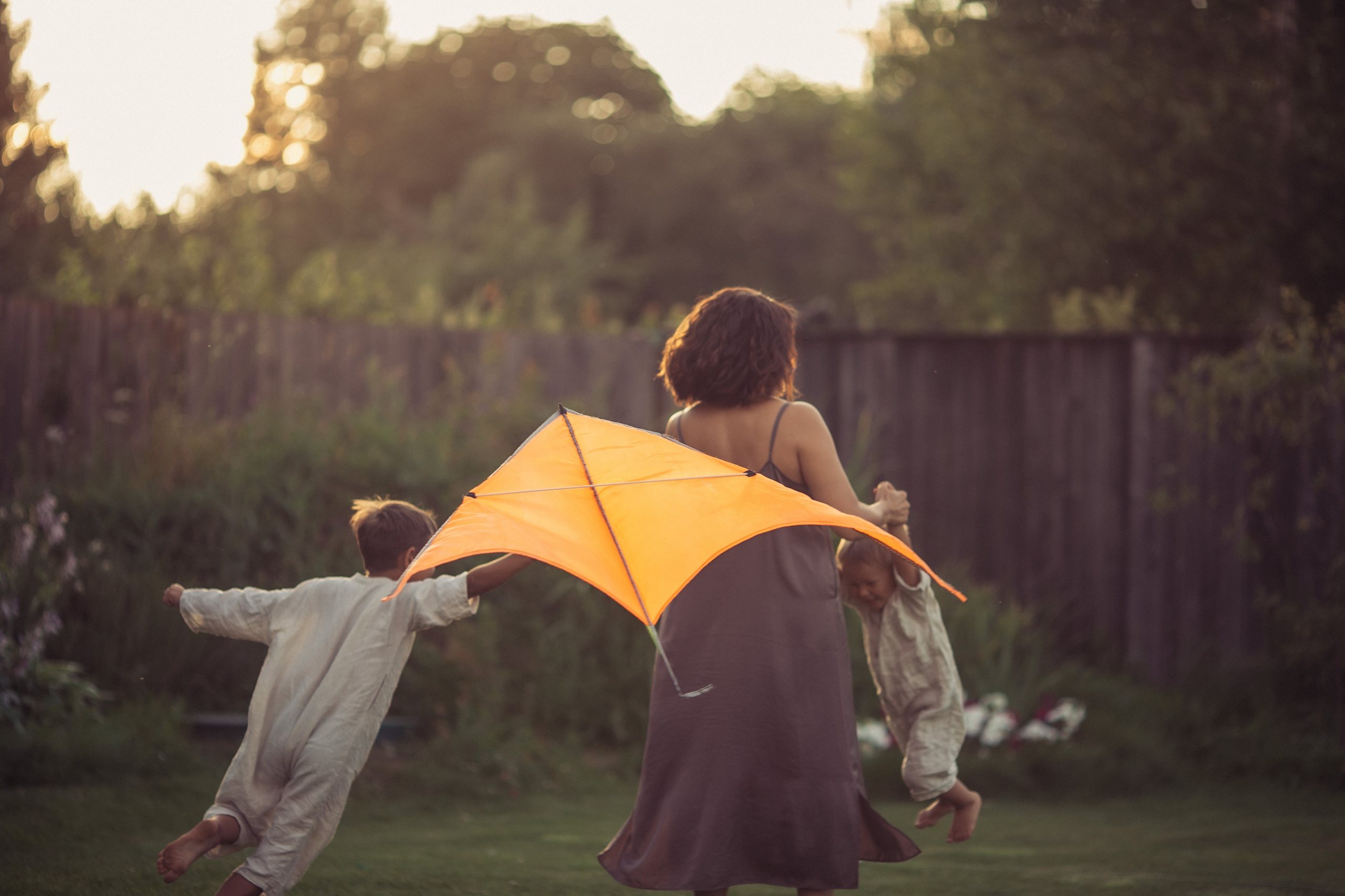 Лена, Миша, Тёма и Антошка у себя в саду. Фотограф в Москве Наталья Спиридонова