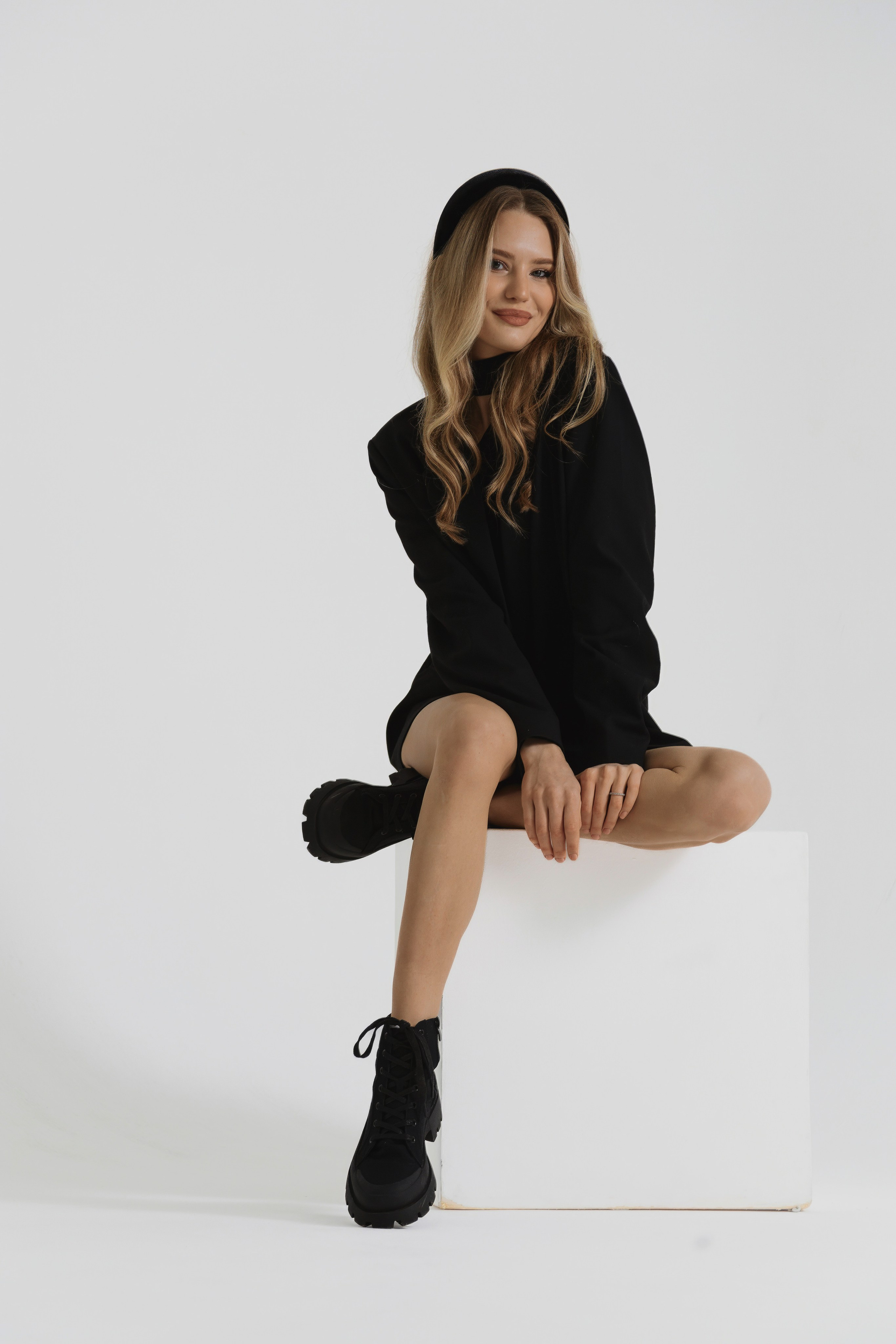 Девушка в чёрном пиджаке и ботинках